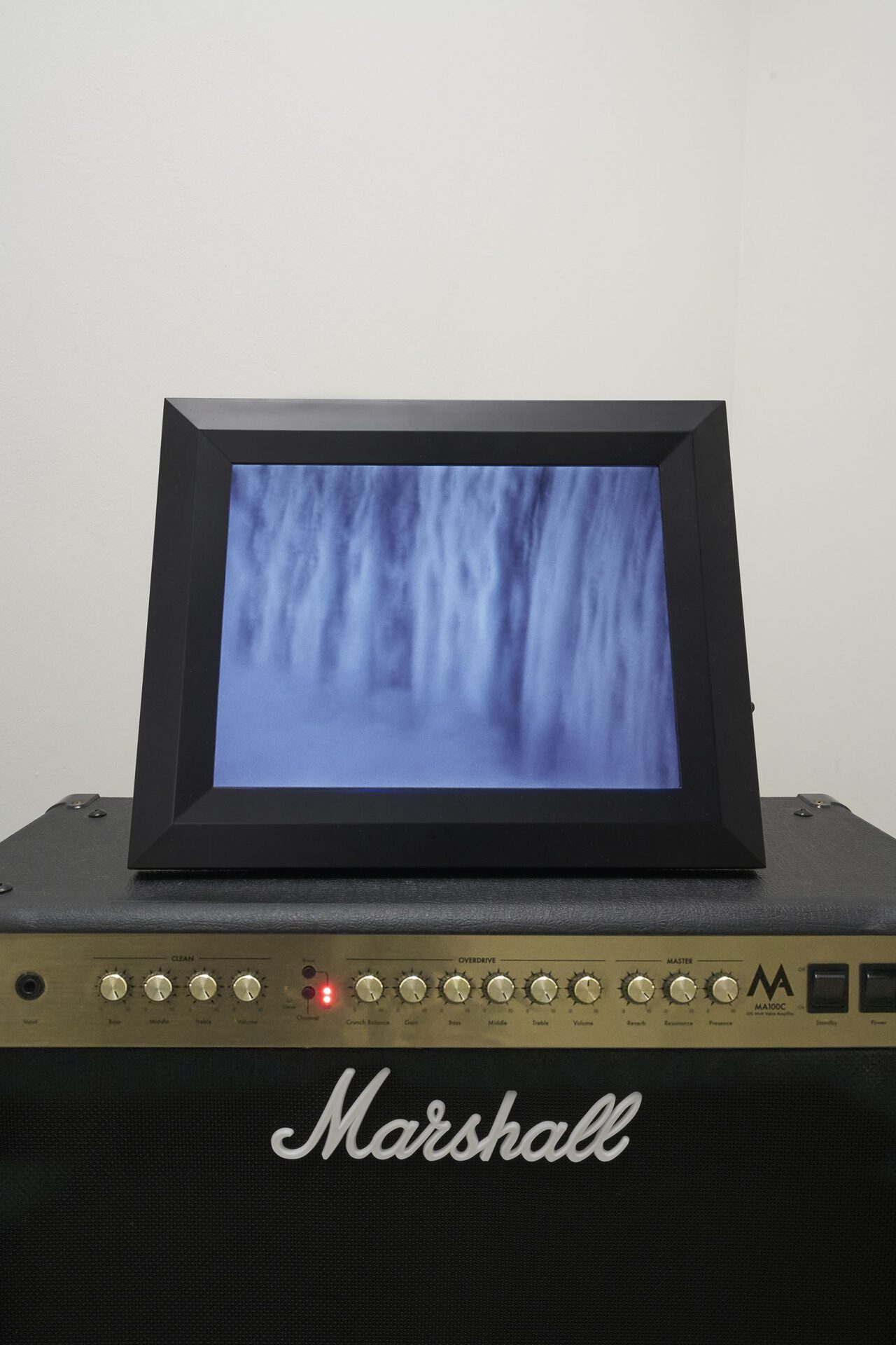 Haroon Mirza After the Big Bang, 2014 Digital picture frame, Marshall amp Marshallamp: 51 x 66 x 27 cm; LCDscreen: 34 x 40x 4 cm Courtesy of Lisson Gallery Copyright of the artist Photo: Milena Wojhan