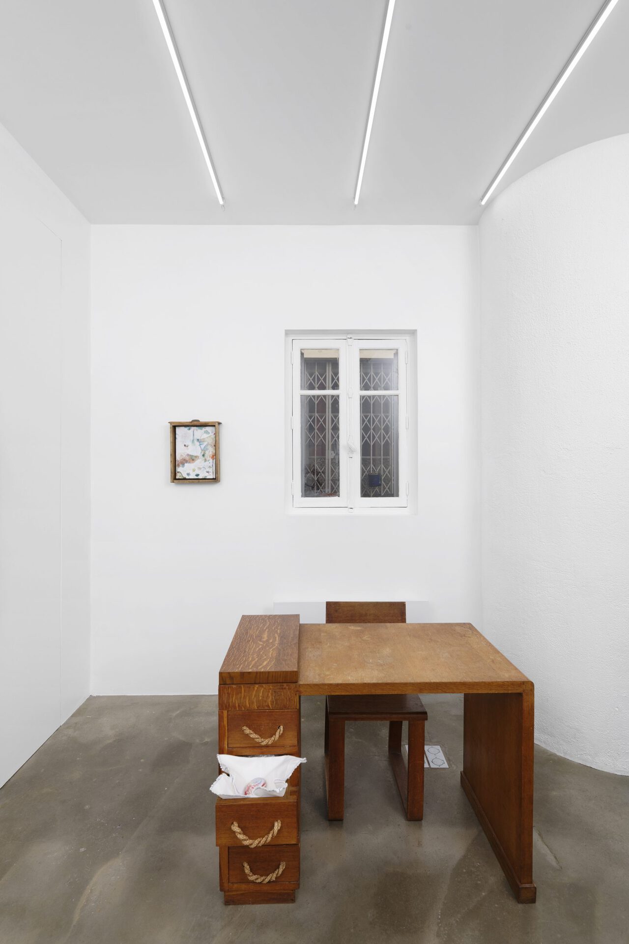 Jessy Razafimandimby, Avec le pain, toujours prêts à surgir, 2022, exhibition view, Sans titre (2016), Paris