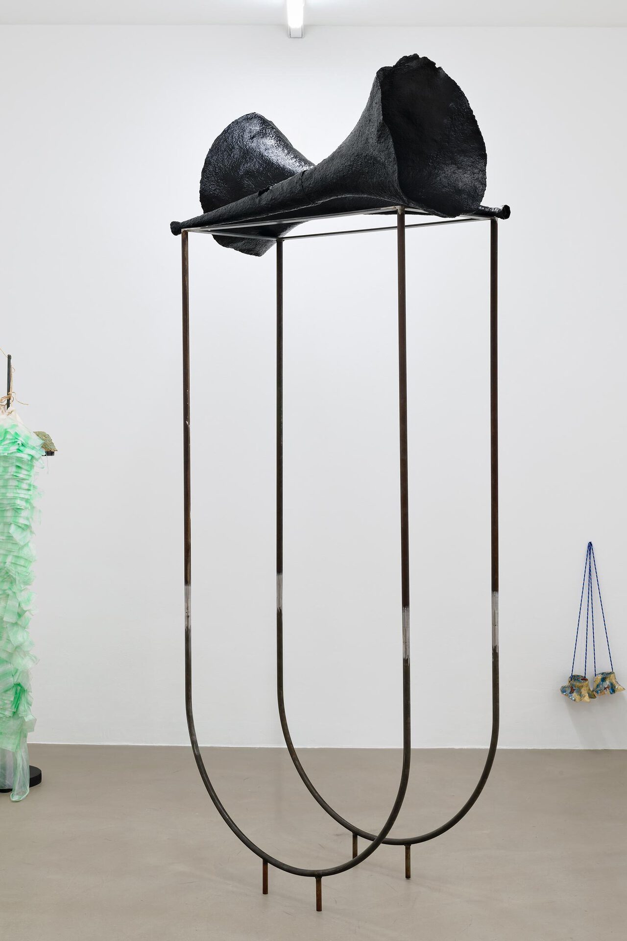 Johanna Magdalena Guggenberger, karachi urknall echo, 2022, paper maché, colour, metal, 250 × 125 × 80 cm. Courtesy Wonnerth Dejaco, Belmacz and the artist. Photo: Peter Mochi