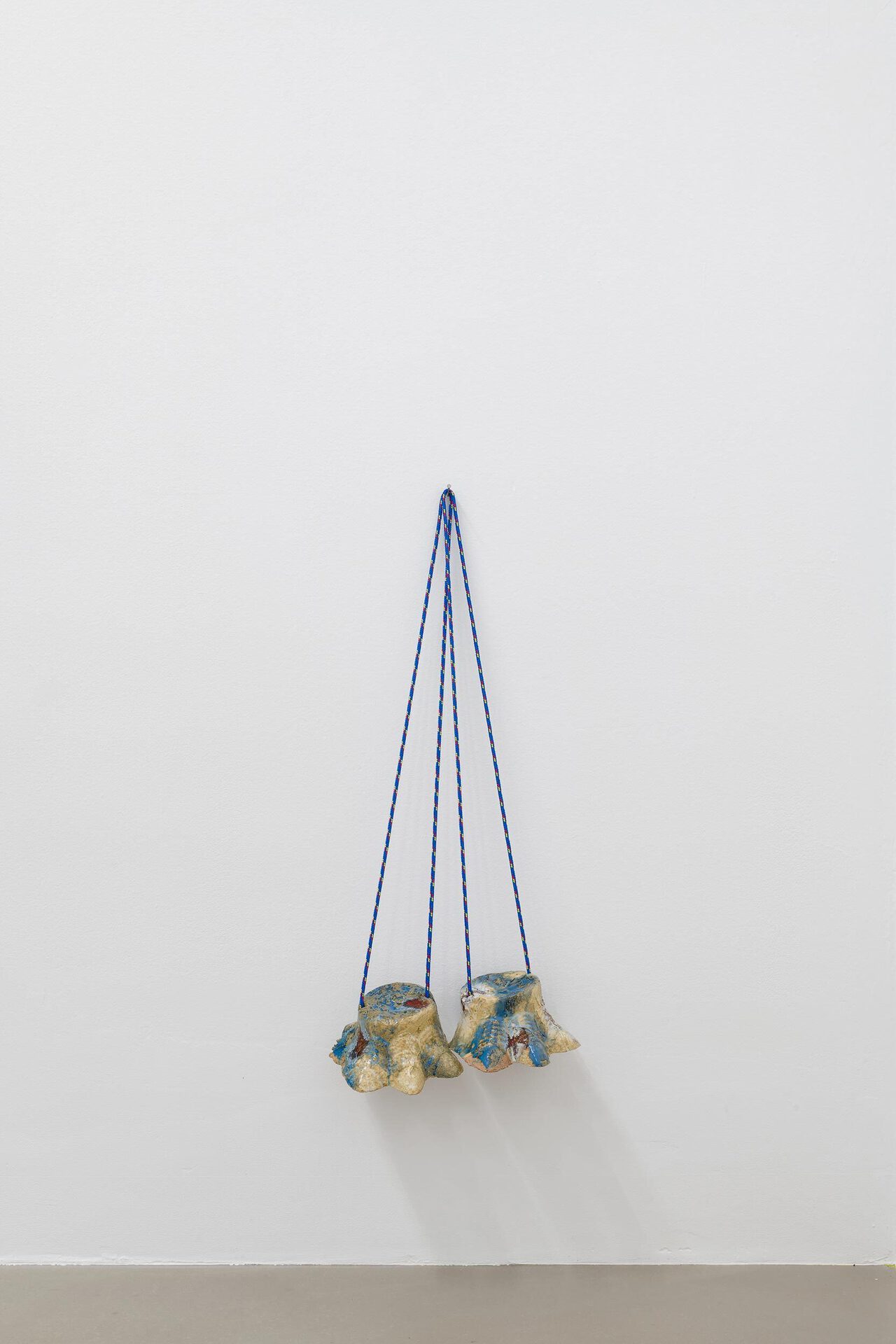 Johanna Magdalena Guggenberger, ich stelze, du stilzst? (wenn mister benn geht, geht er nie ohne), 2022, glazed ceramics, rope, 65 × 27 × 15 cm. Courtesy Wonnerth Dejaco, Belmacz and the artist. Photo: Peter Mochi