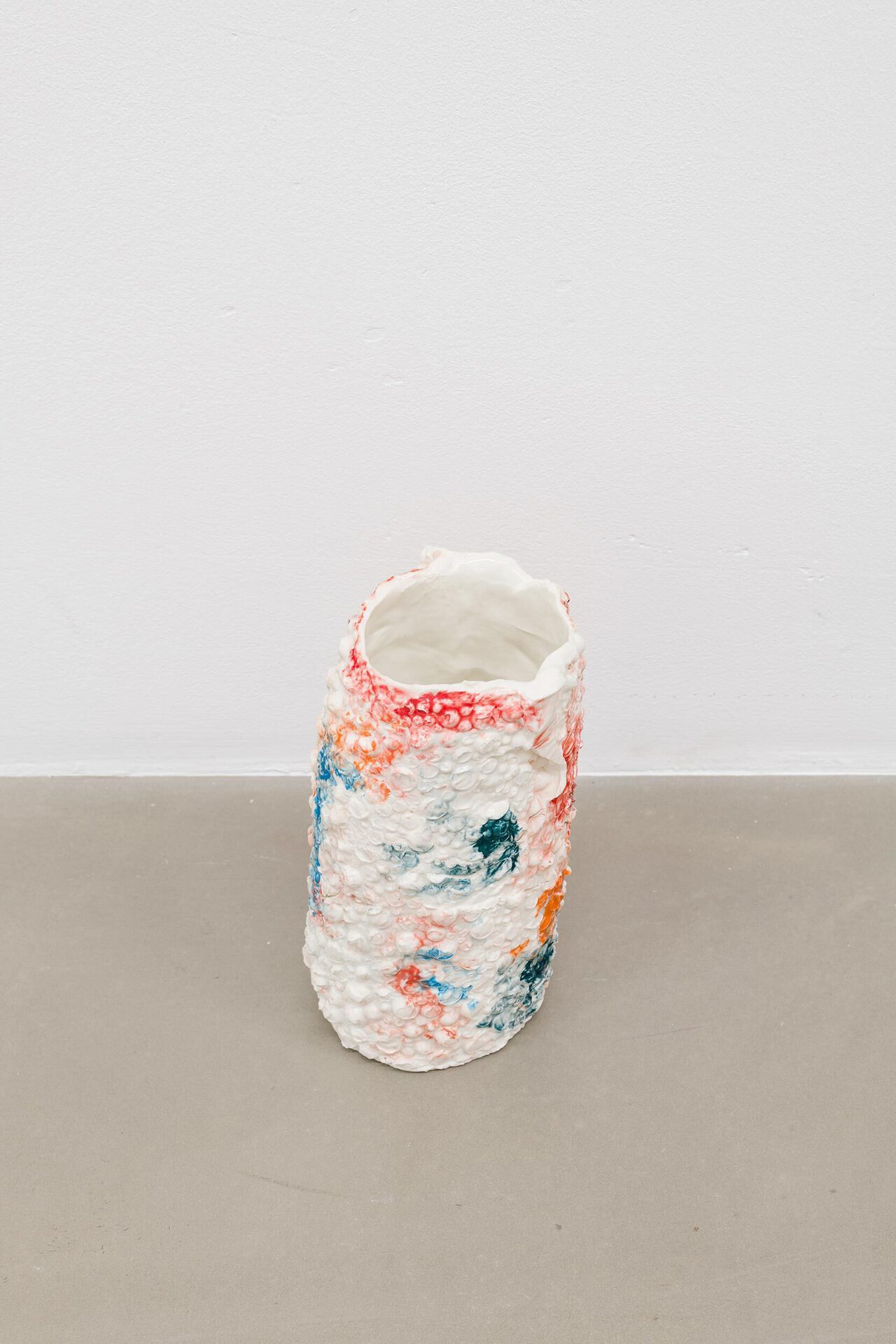 Johanna Magdalena Guggenberger, schmeeone, vase, 2022, glazed porcelain, 17 × 9 × 9 cm. Courtesy Wonnerth Dejaco, Belmacz and the artist. Photo: Peter Mochi