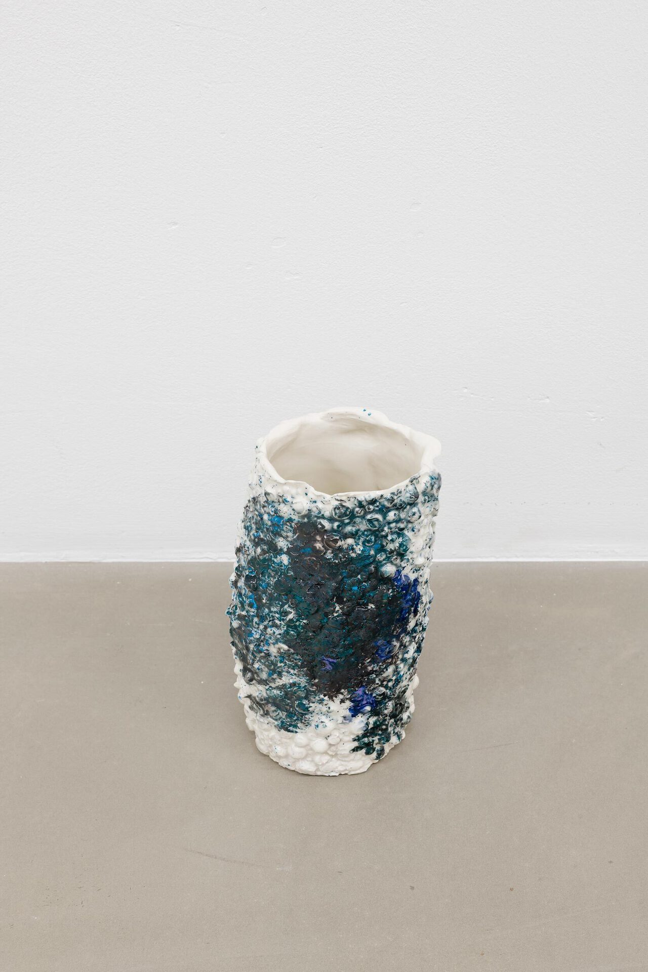 Johanna Magdalena Guggenberger, schmeeone, vase, 2022, glazed porcelain, 17 × 9 × 9 cm. Courtesy Wonnerth Dejaco, Belmacz and the artist. Photo: Peter Mochi