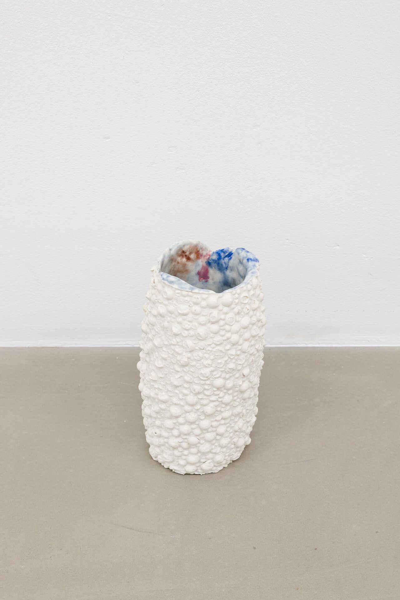 Johanna Magdalena Guggenberger, schmeeone, vase, 2022, glazed porcelain, 17 × 9 × 9 cm. Courtesy Wonnerth Dejaco, Belmacz and the artist. Photo: Peter Mochi