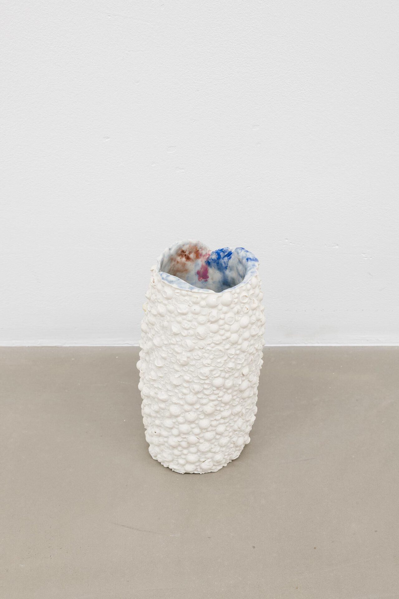 Johanna Magdalena Guggenberger, schmeeone, vase, 2022, glazed porcelain, 17 × 9 × 9 cm. Courtesy Wonnerth Dejaco, Belmacz and the artist. Photo: Peter Mochi