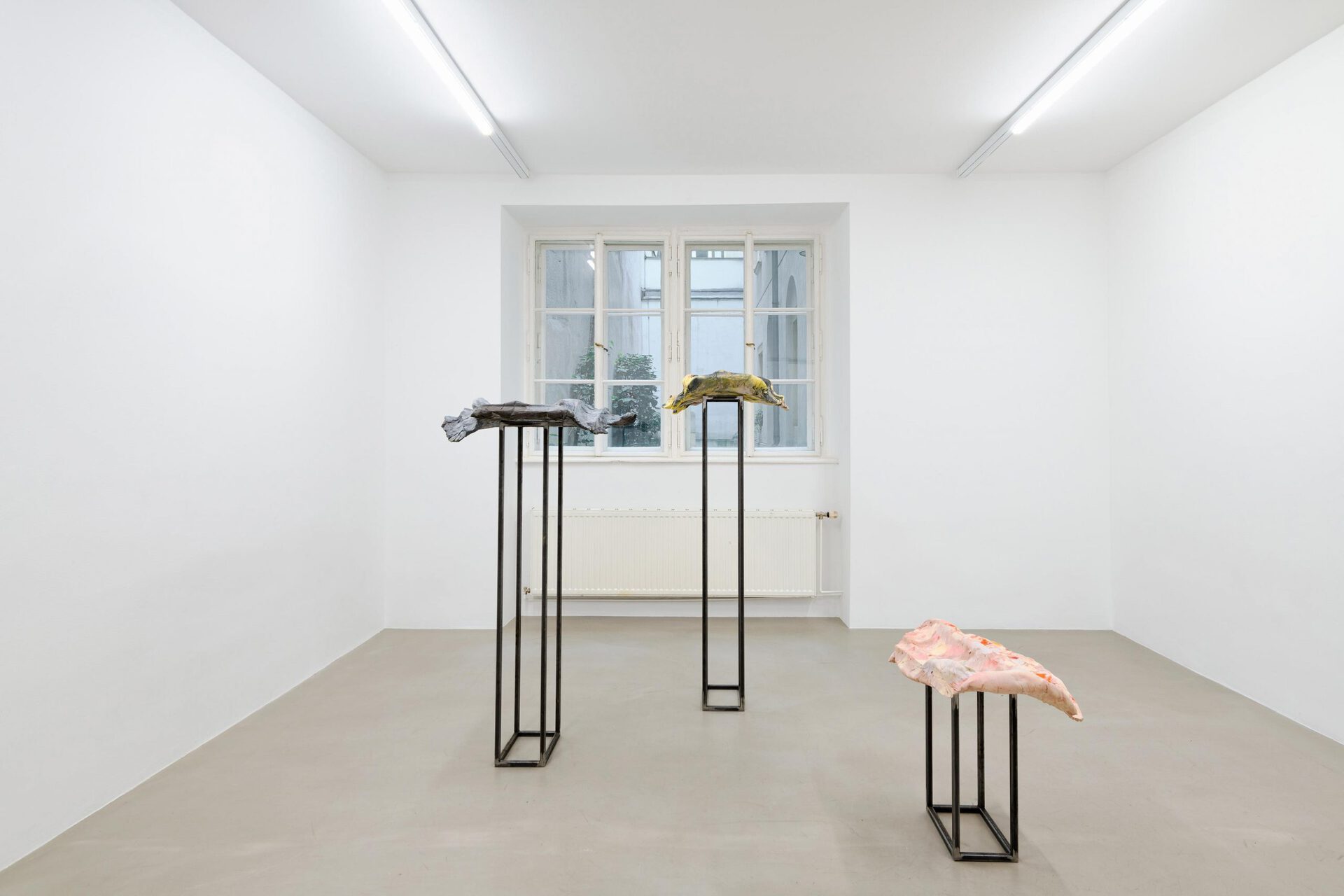 Johanna Magdalena Guggenberger, Komme gleich, installation view, Wonnerth Dejaco, Vienna 2022. Courtesy Wonnerth Dejaco, Belmacz and the artist. Photo: Peter Mochi