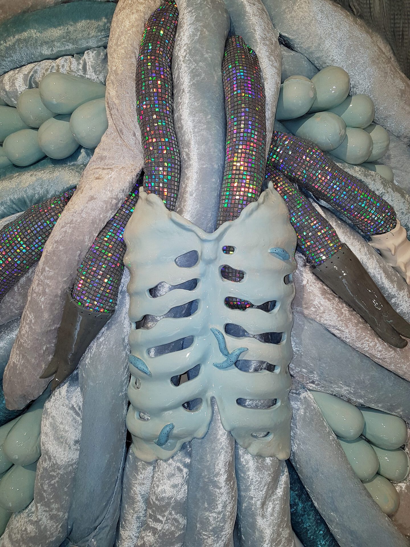 Julia Belova "Blue Grave" 2022 textile, metall, porcelain, ceramics, synthetic fur 200 x 200 x 150 cm