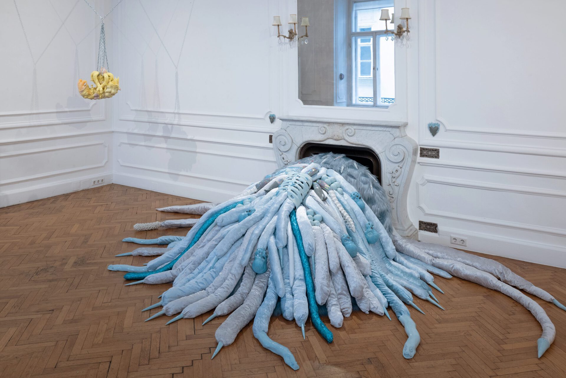 Julia Belova "Blue Grave" 2022 textile, metall, porcelain, ceramics, synthetic fur 200 x 200 x 150 cm
