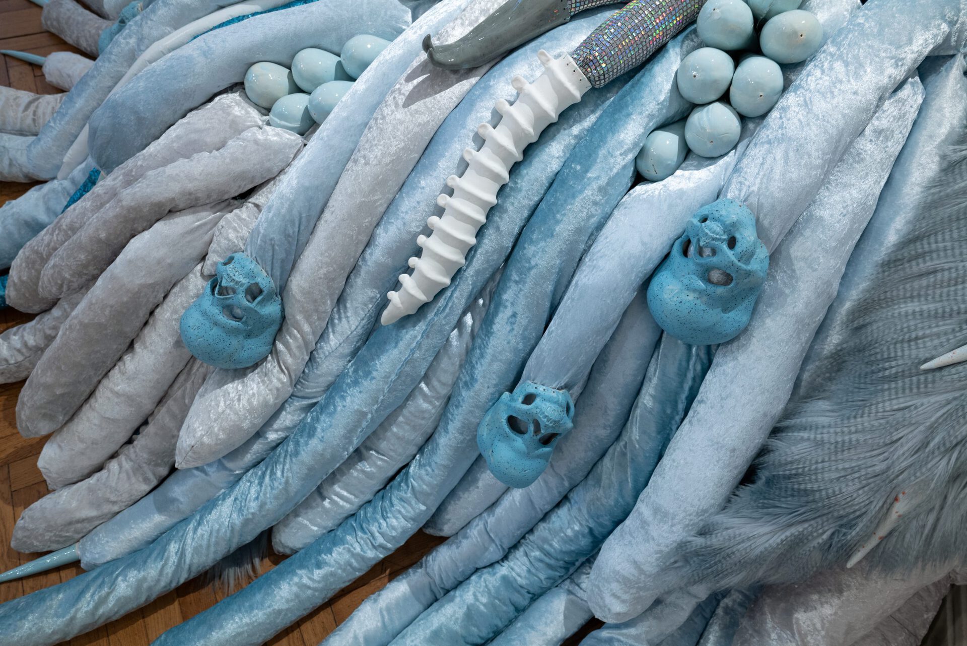 Julia Belova "Blue Grave" 2022 textile, metall, porcelain, ceramics, synthetic fur 200 x 200 x 150 cm