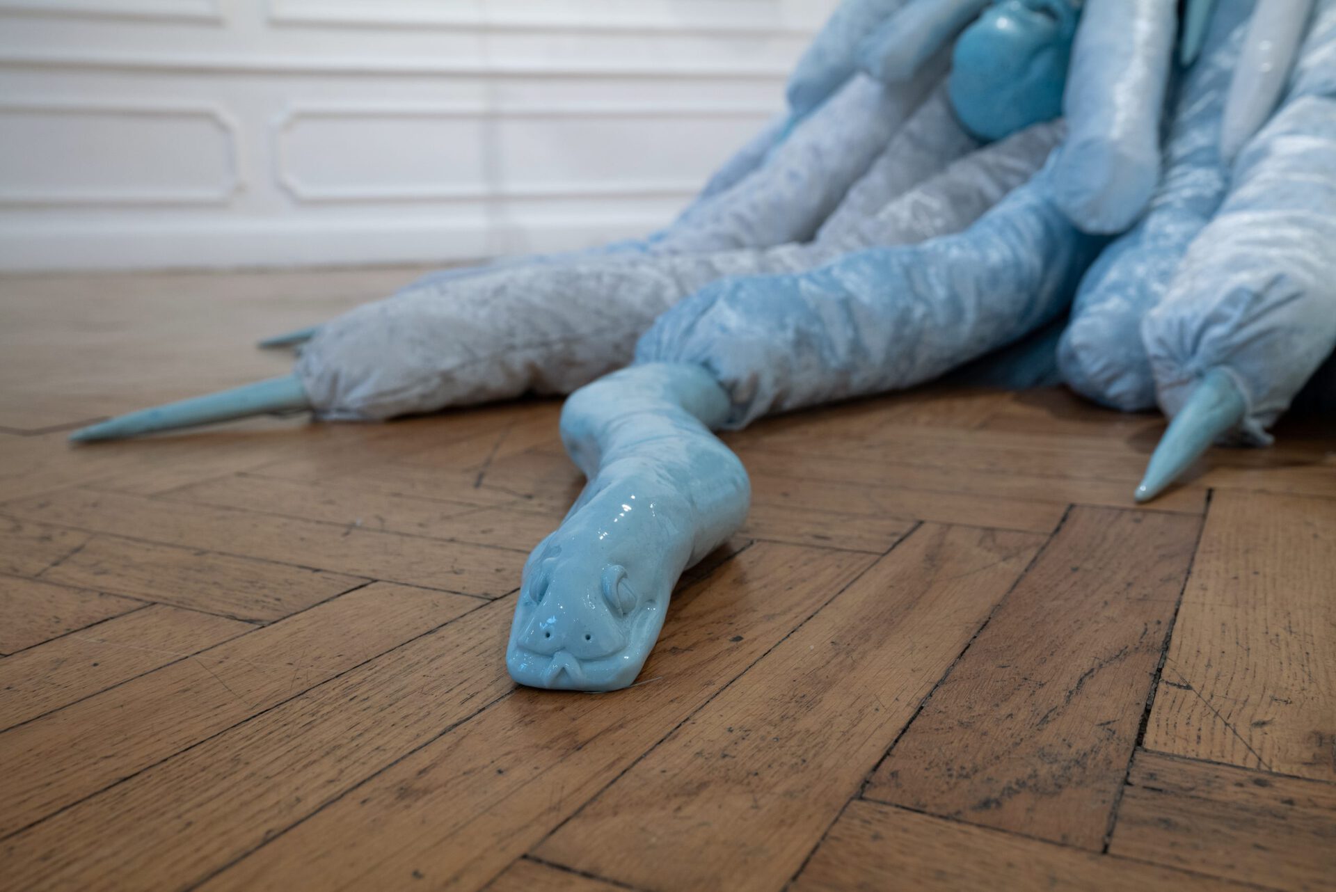 Julia Belova "Blue Grave" 2022 textile, metall, porcelain, ceramics, synthetic fur 200 x 200 x 150 cm