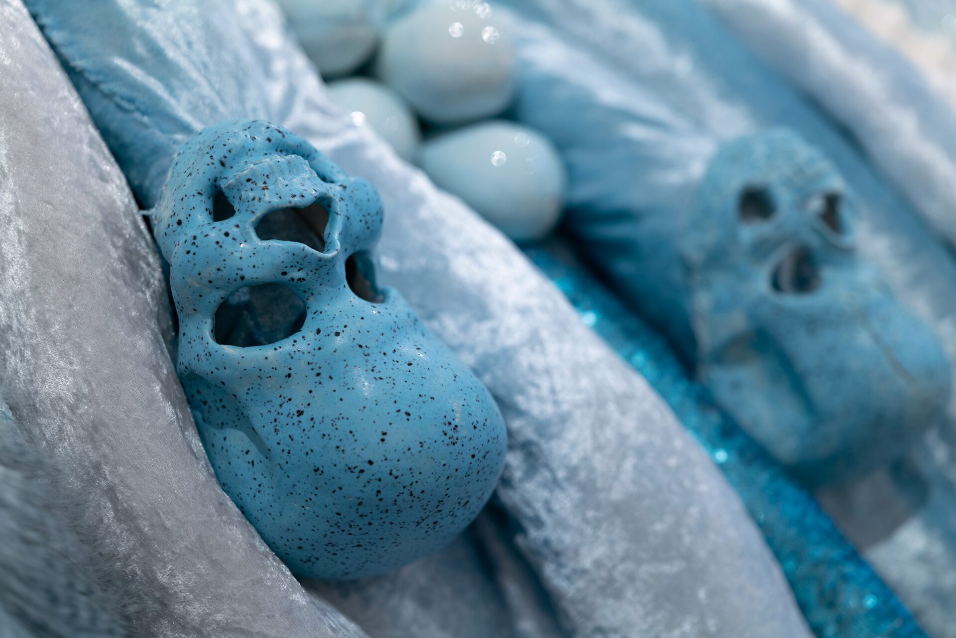Julia Belova "Blue Grave" 2022 textile, metall, porcelain, ceramics, synthetic fur 200 x 200 x 150 cm