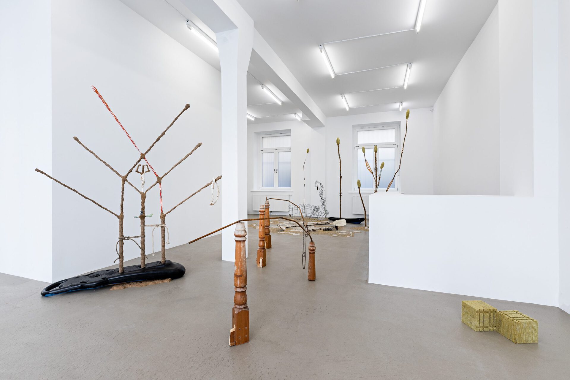 Metal, clay, cultiwool, table leg, wire, incense-holder, plastic, chainring, sealant, aquarium-sand, bassin, candlewick, thread, synthetic grapes, bike chain, acrylic, pipe, rope, granules, chair, gold glitter, paddle, fish net, pedal, fence, metal triangles Dimensions variable (Detail IV)