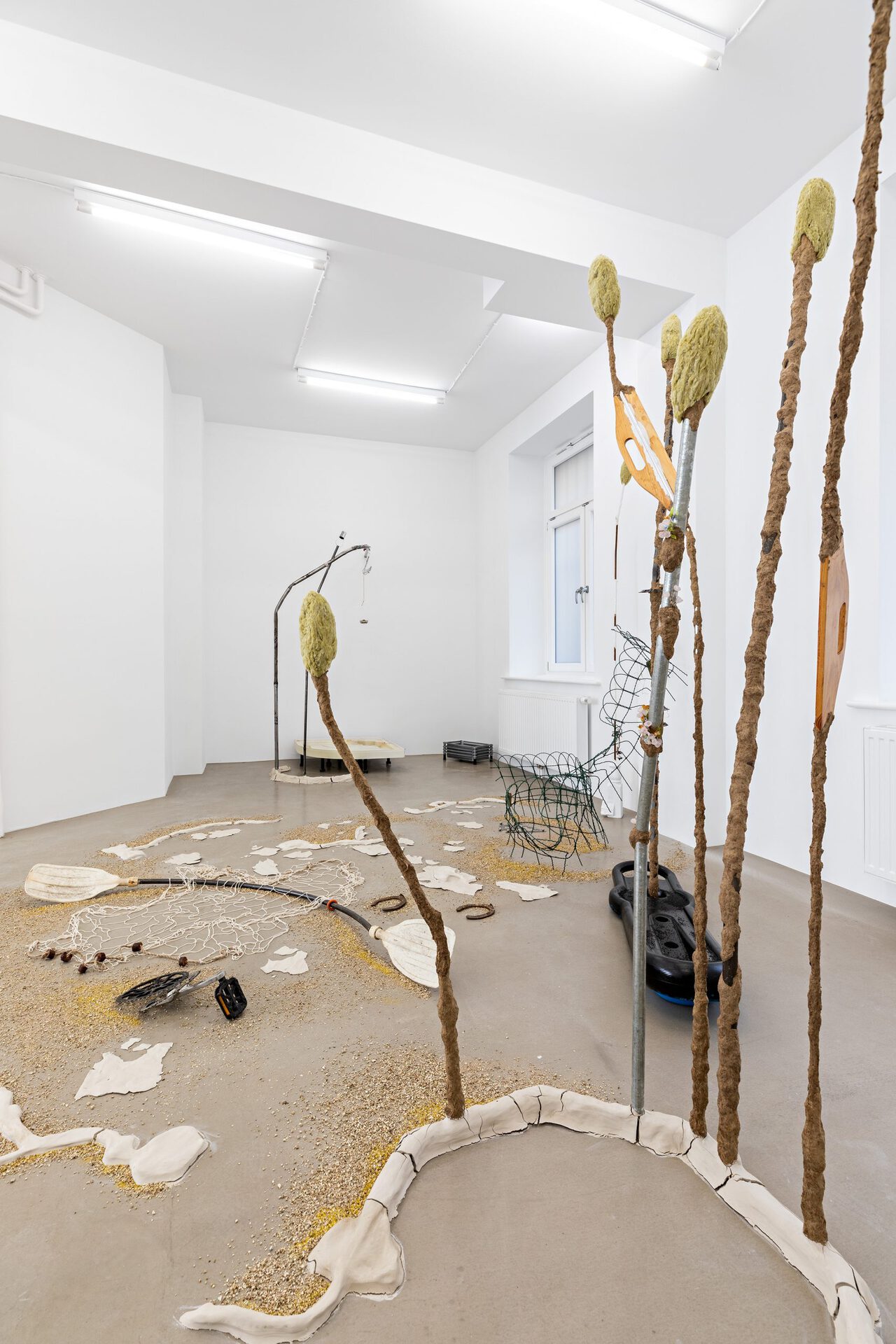 Metal, clay, cultiwool, table leg, wire, incense-holder, plastic, chainring, sealant, aquarium-sand, bassin, candlewick, thread, synthetic grapes, bike chain, acrylic, pipe, rope, granules, chair, gold glitter, paddle, fish net, pedal, fence, metal triangles Dimensions variable (Detail III)