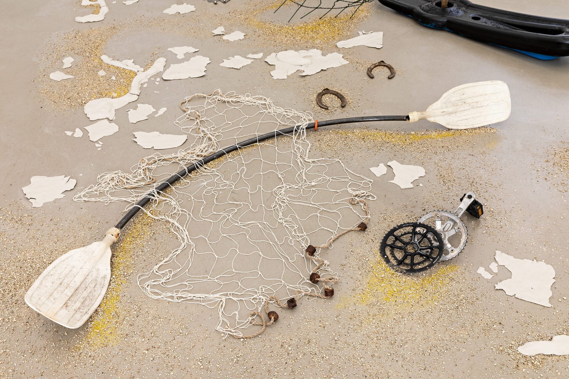 Metal, clay, cultiwool, table leg, wire, incense-holder, plastic, chainring, sealant, aquarium-sand, bassin, candlewick, thread, synthetic grapes, bike chain, acrylic, pipe, rope, granules, chair, gold glitter, paddle, fish net, pedal, fence, metal triangles Dimensions variable (Detail)