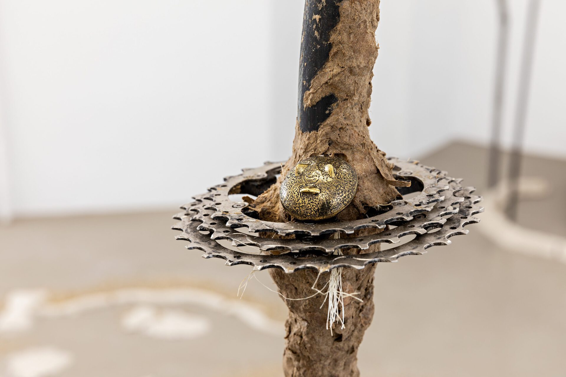 Metal, clay, cultiwool, table leg, wire, incense-holder, plastic, chainring, sealant, aquarium-sand, bassin, candlewick, thread, synthetic grapes, bike chain, acrylic, pipe, rope, granules, chair, gold glitter, paddle, fish net, pedal, fence, metal triangles Dimensions variable (Detail V)