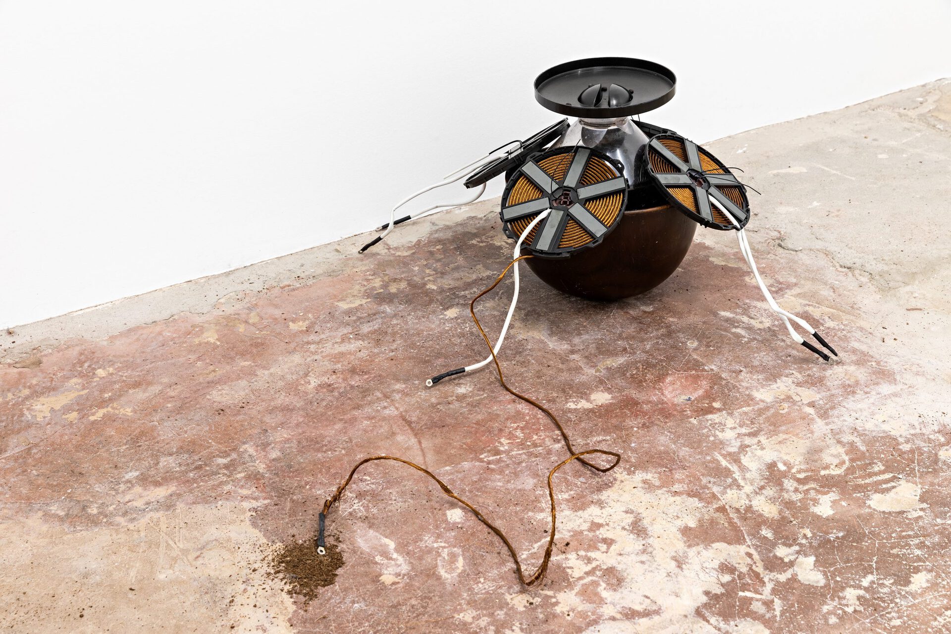Michelle Chang Qin Breakfast quartett, 2022 Bowl, stove coil, plastic, coffee beans 13 3/4 x 15 3/4 x 19 3/4 in 35 x 40 x 50 cm