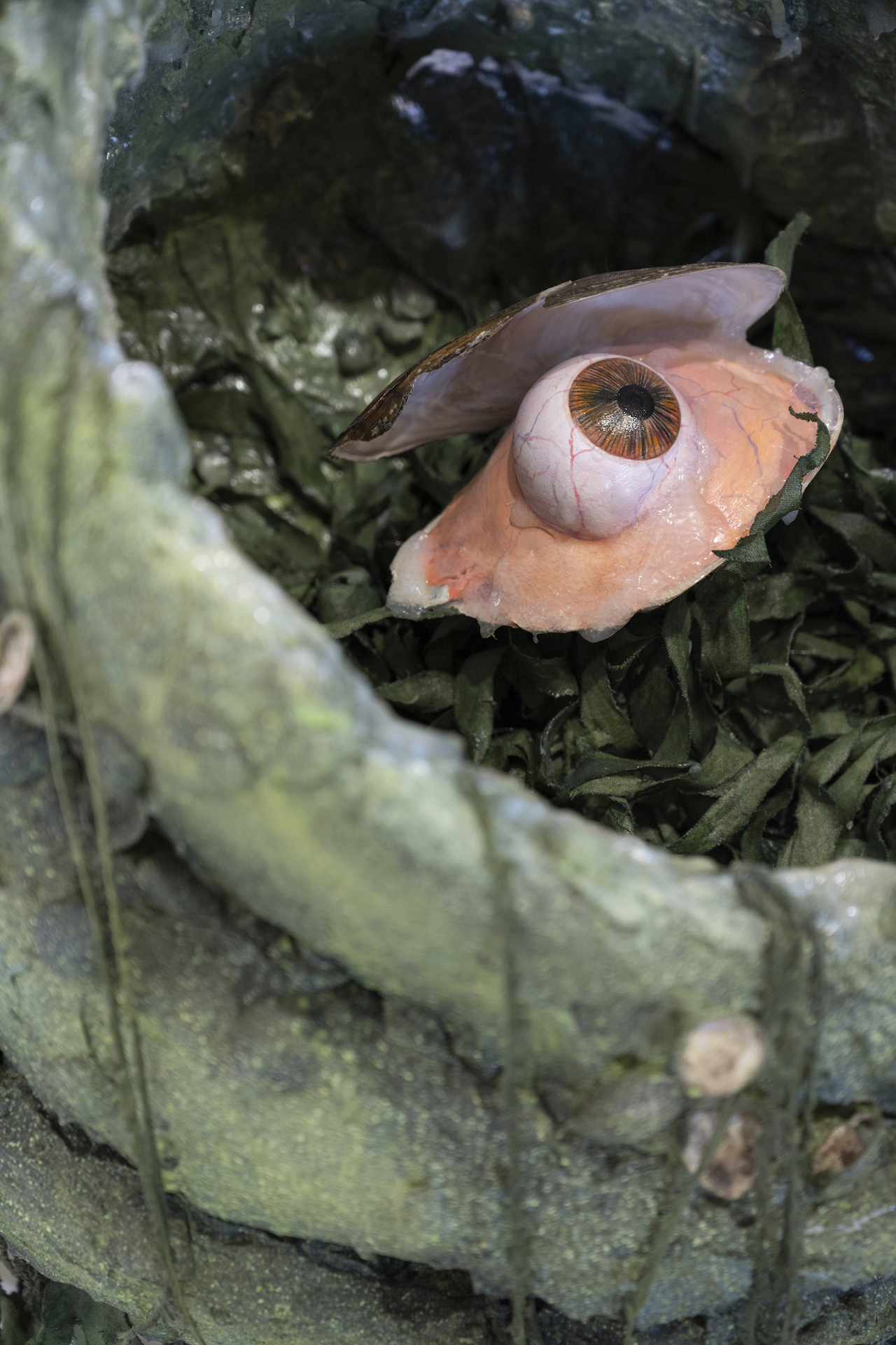 Ádám Horváth – Moon dancer, 2021, wood, extruded hardened polystyrene, cement, acrylic, polish, silicone, cotton thread, cotton fabric, fresh-water mussels, 115 x 125 cm (detail)
