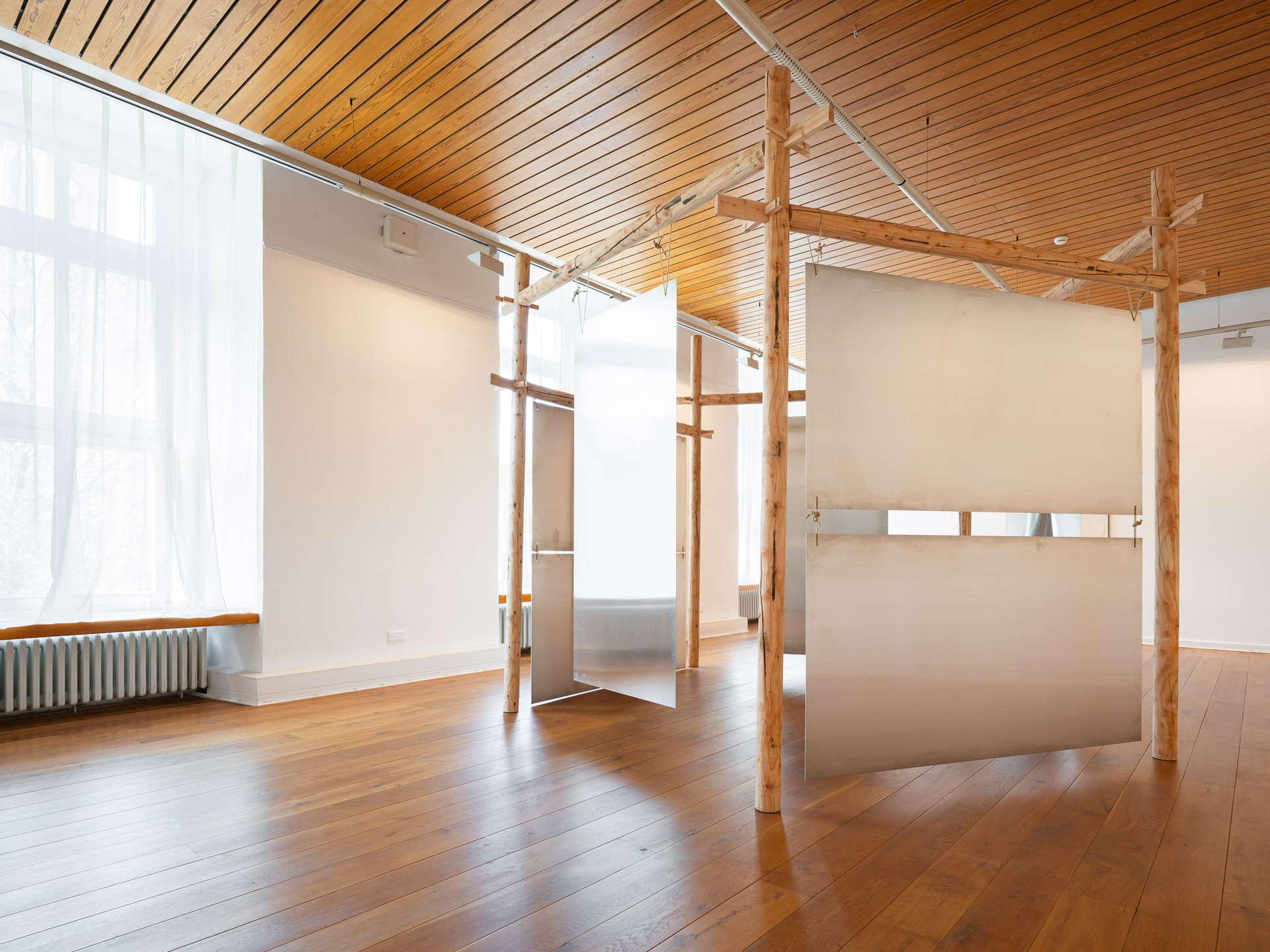 Ellen Martine Heuser, Mausoleum (2018 / 2022), Solid larch wood (cylindrically cut), aluminum plates, rope (290 x 460 x 460 cm)