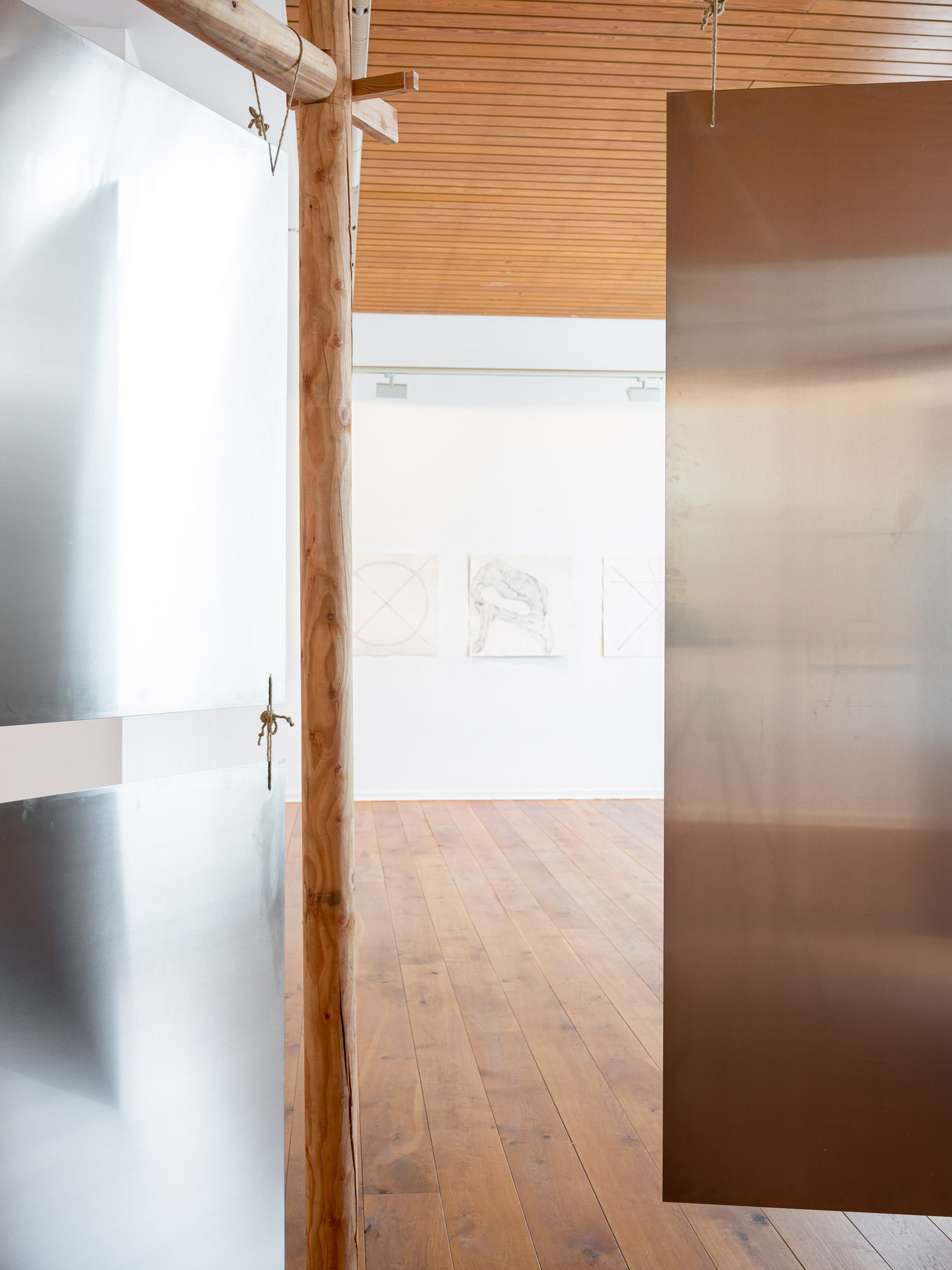 Ellen Martine Heuser, Mausoleum (2018 / 2022), Solid larch wood (cylindrically cut), aluminum plates, rope (290 x 460 x 460 cm), detail