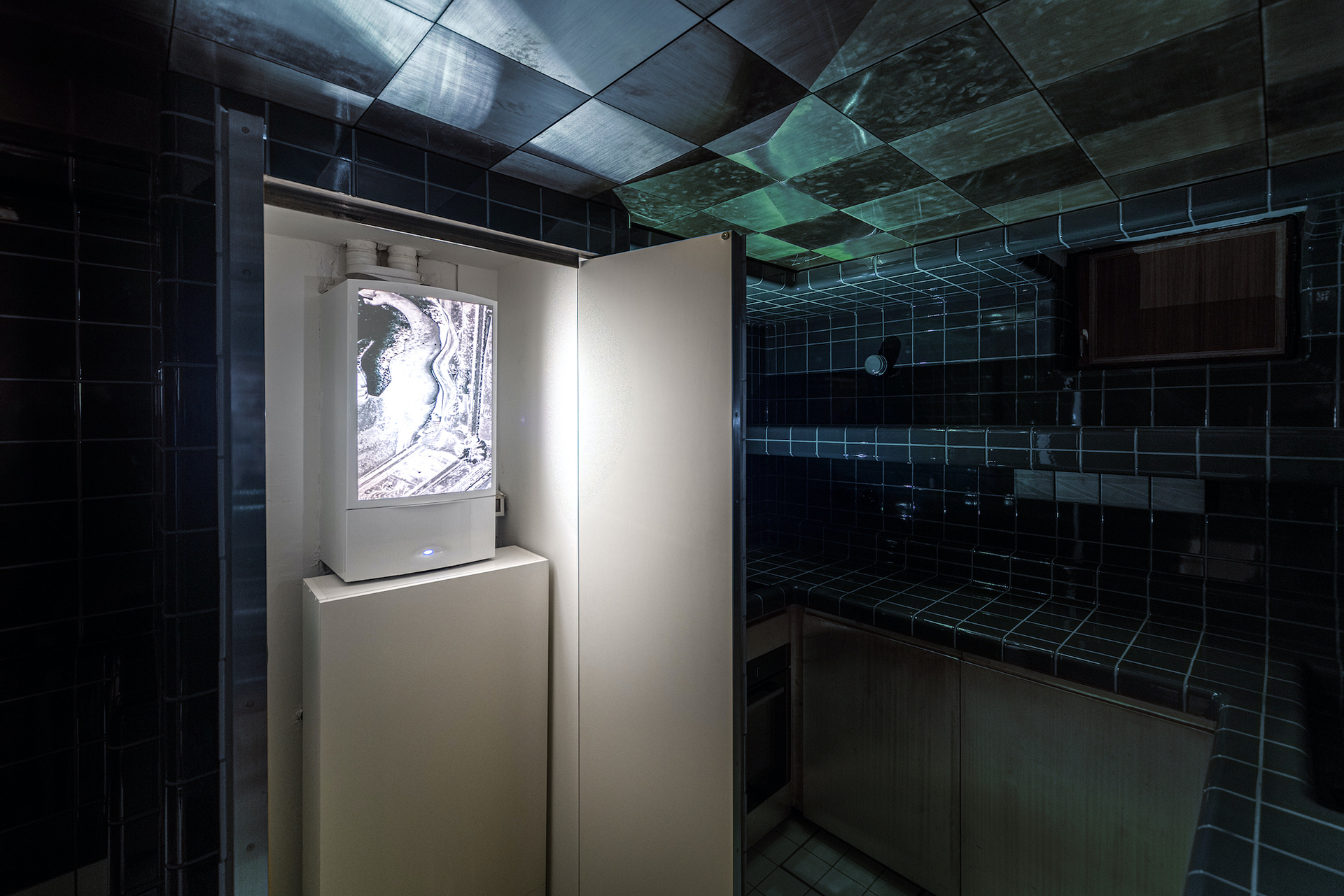 Trödel (thirst traps), 2022 slide projection, digital print on film, 40 slides courtesy: the artist, LIAF, Case Chiuse by Paola Clerico and Monitor, Rome, Lisbon, Pereto Ph. Courtesy: Claudia Rossini