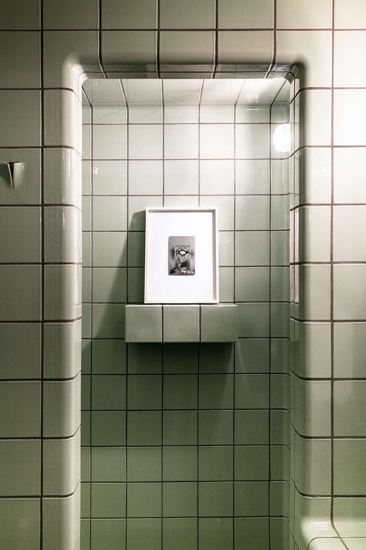 Trödel (thirst traps), 2022 photographic print on silver paper 30 x 42 cm (framed) courtesy: the artist, LIAF, Case Chiuse by Paola Clerico and Monitor, Rome, Lisbon, Pereto Ph. Courtesy: Claudia Rossini
