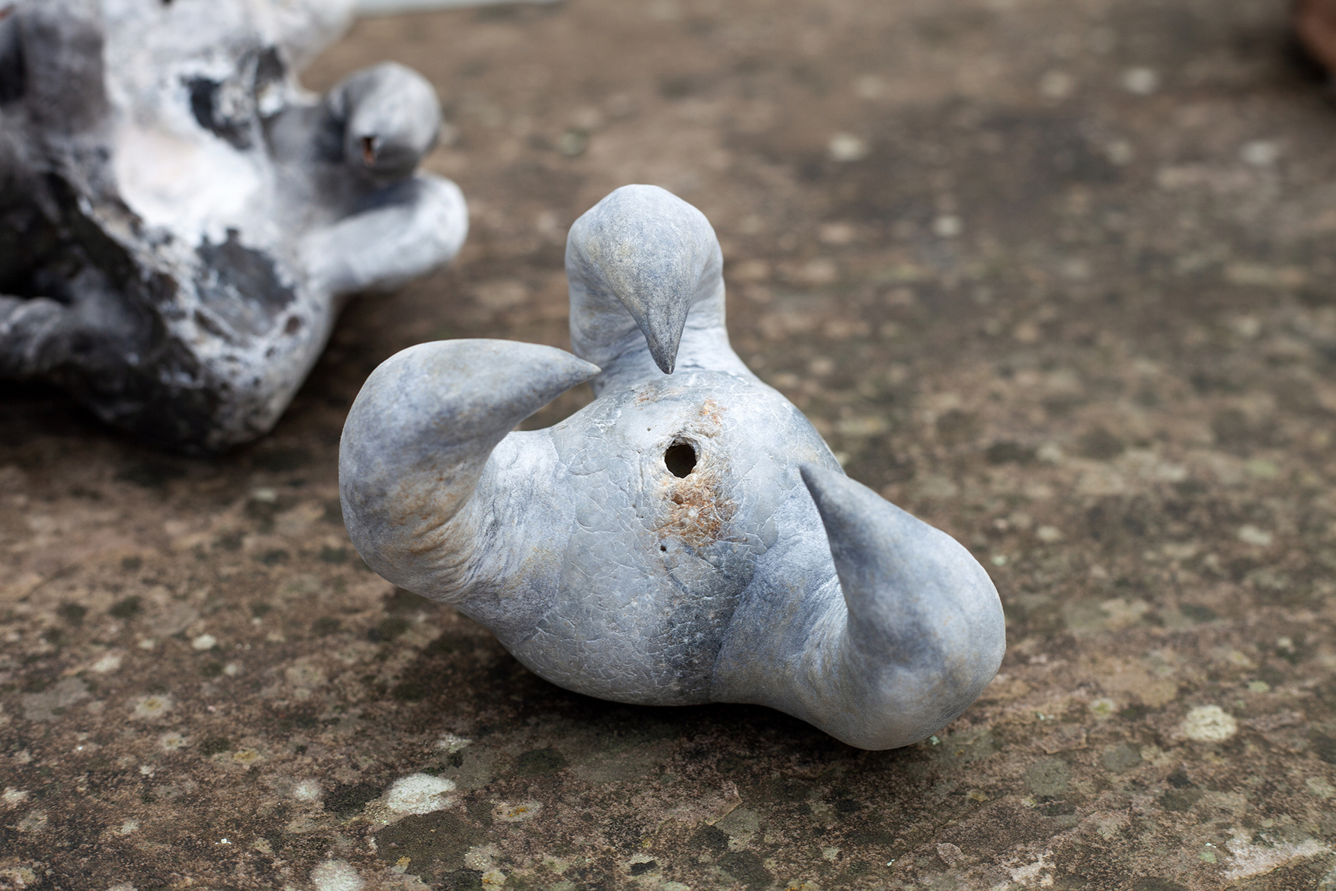 "lure stone 5" 2022, stones, clay, aquarel. (Sarah Doerfel)