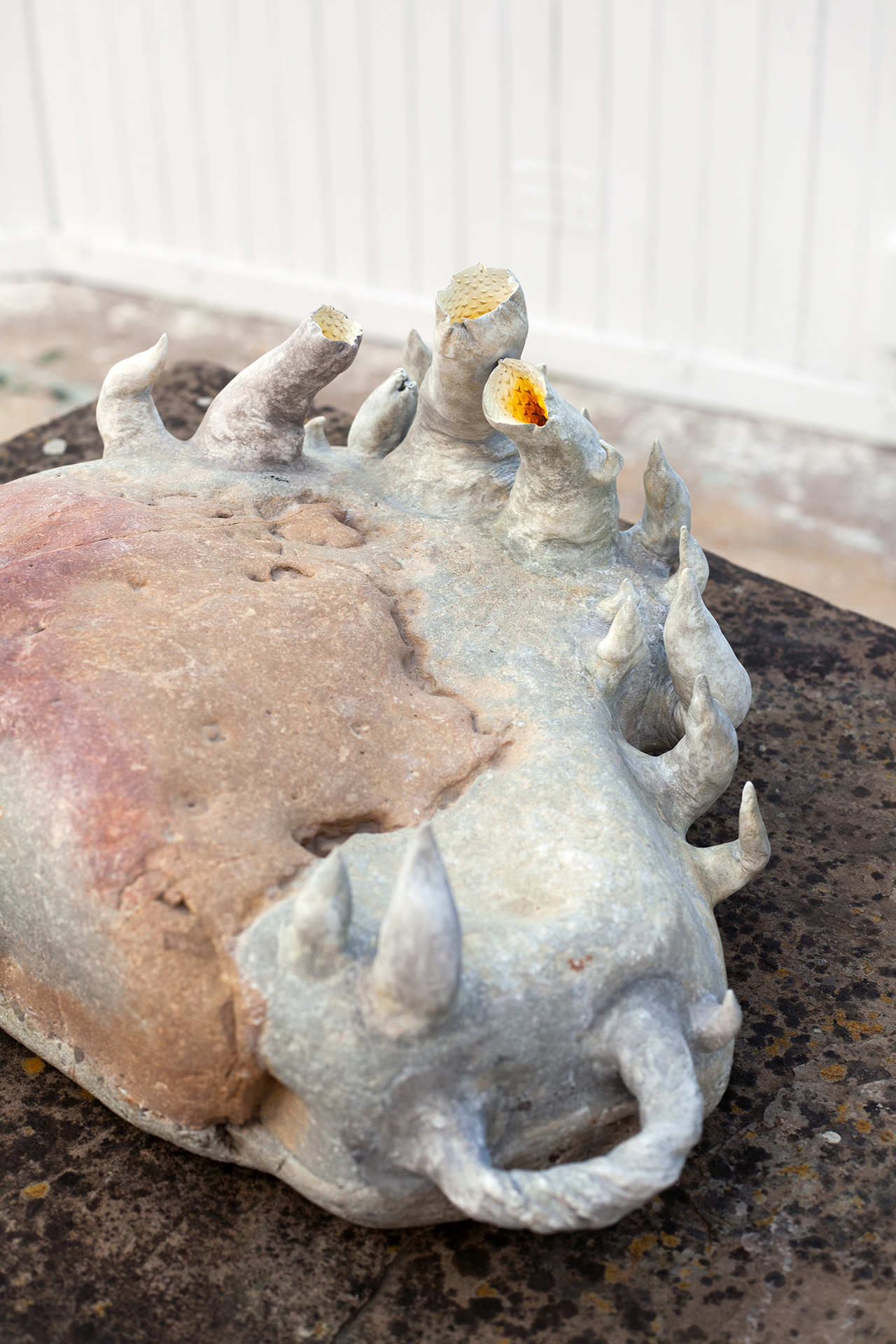 "lure stone 4" 2022, stones, clay, aquarel. (Sarah Doerfel)