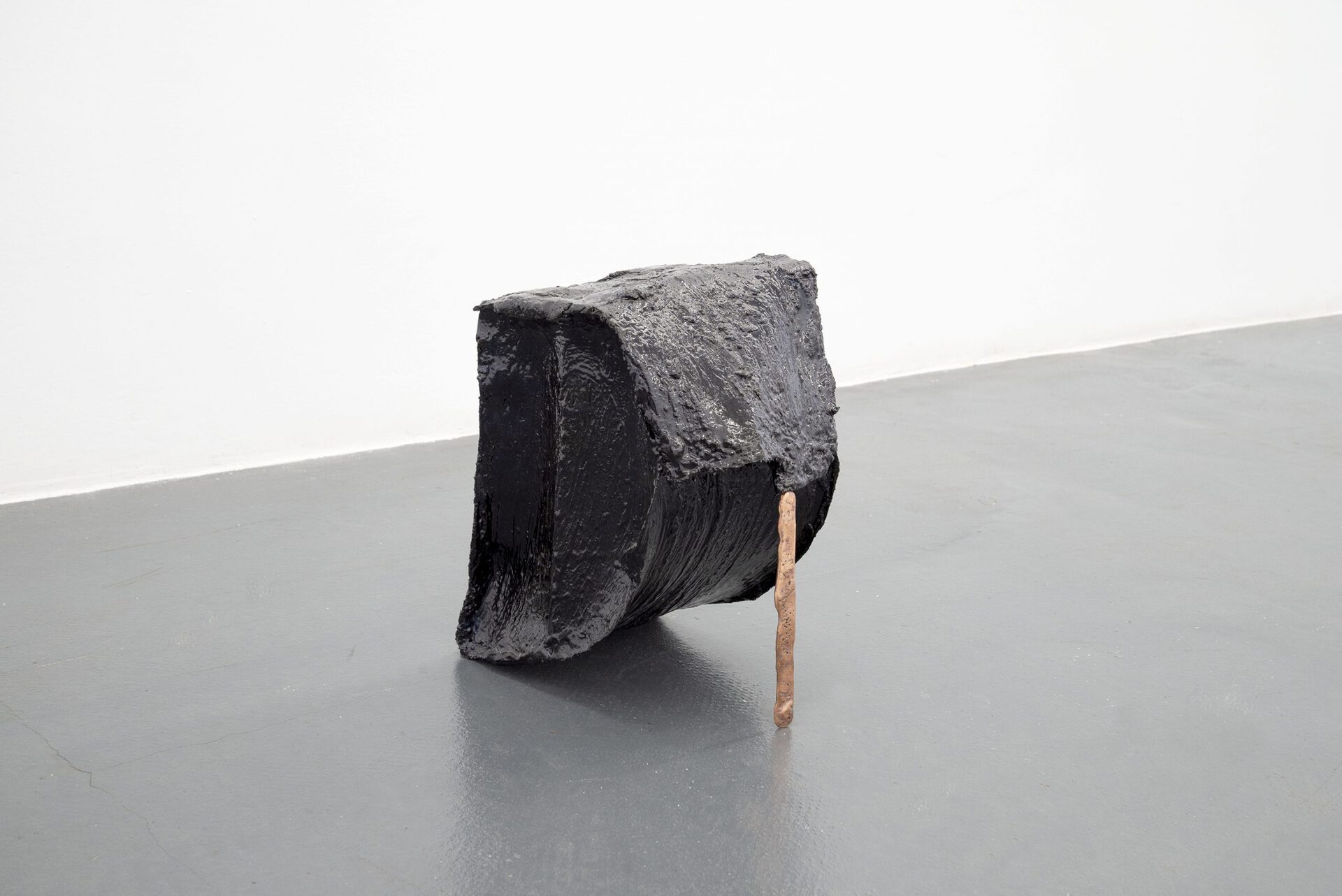 David Benarroch, Irup, 2022, Resin, cement, latex emulsion,, cast copper, fibreglass fiber, pigment, 39 x 27 x 32 cm (Photo: Sasha Tamarin)