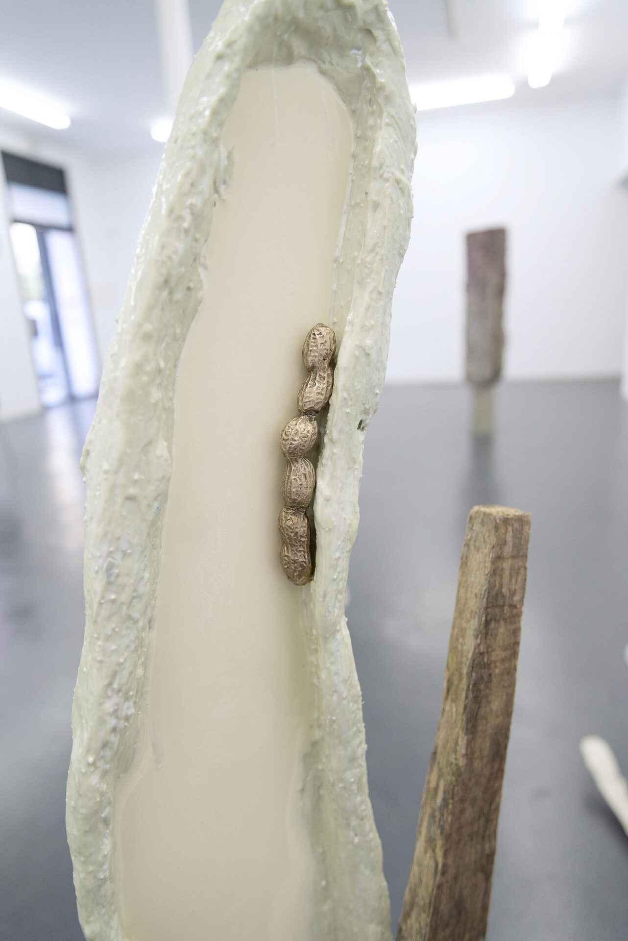 David Benarroch, Towards, 2021, Resin, cement, latex emulsion, fibreglass, wood, pigment, cast bronze, 110 x 25 x 15 cm (Photo: Sasha Tamarin)
