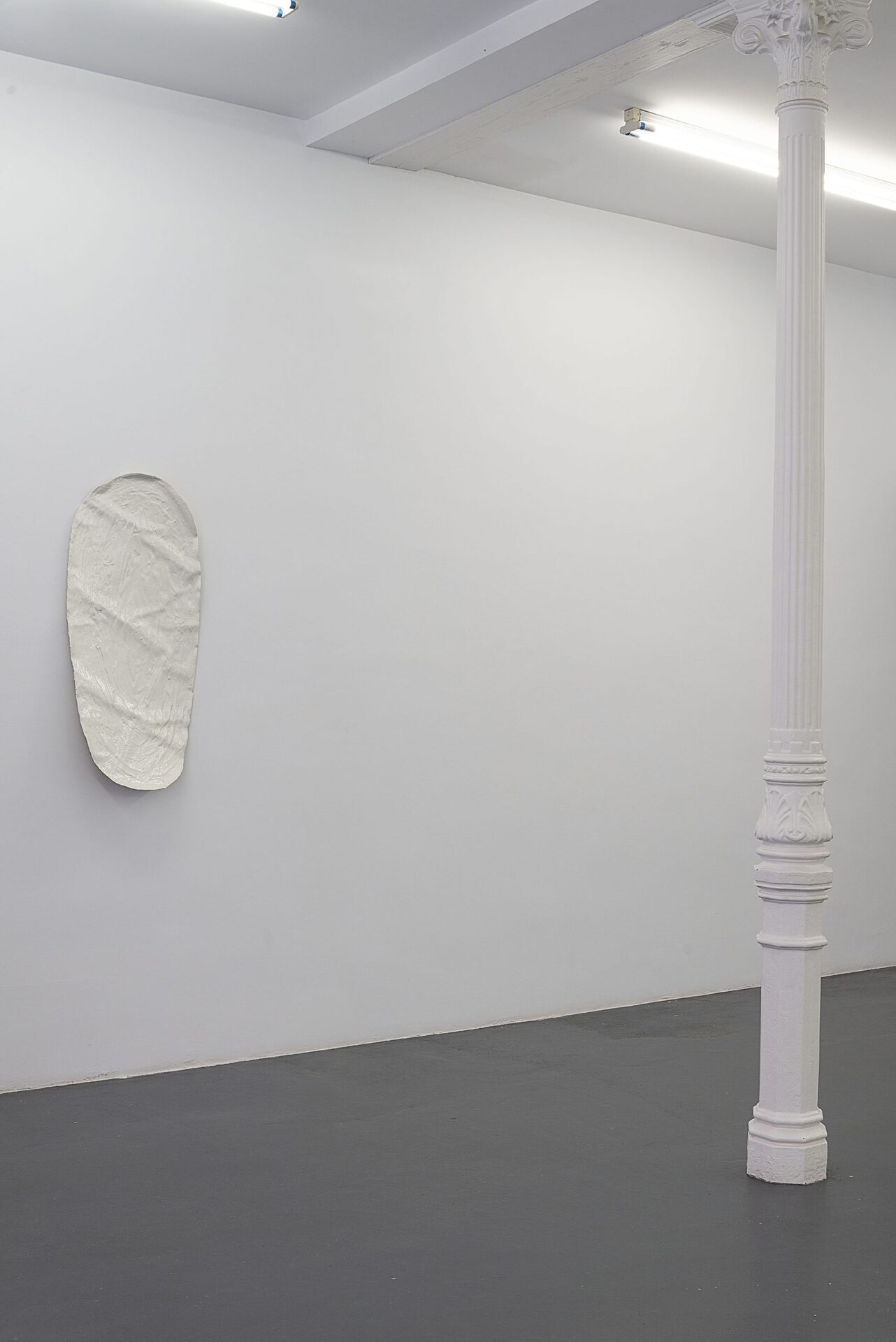 David Benarroch, Untitled, 2022, Resin, cement, latex emulsion, fibreglass, pigment, 109 x 50 x 9,5 cm (Photo: Sasha Tamarin)