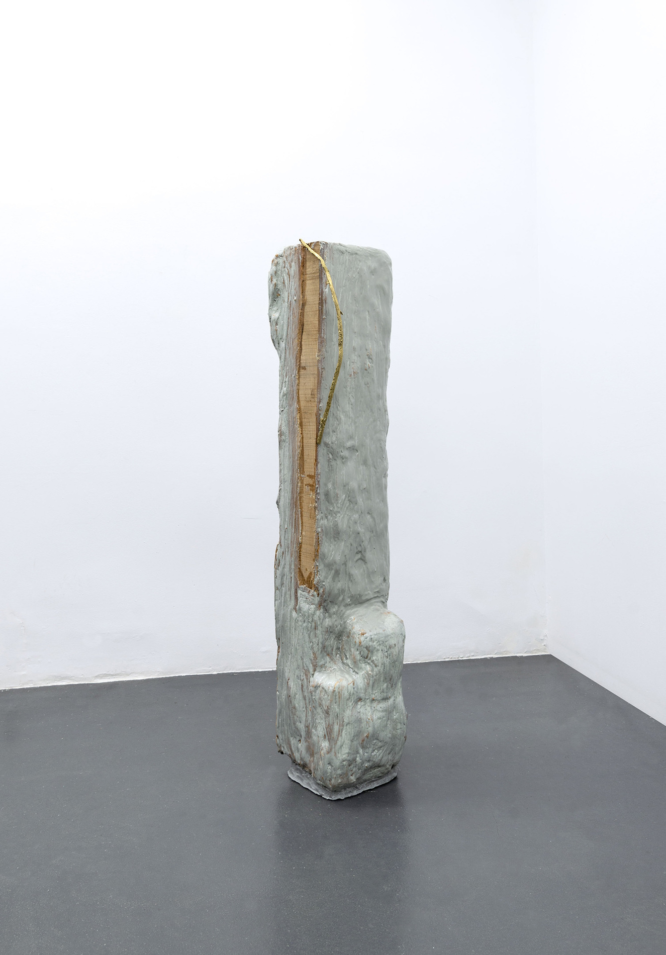 David Benarroch, Lava, 2021, Resin, cement, latex emulsion, polyurethane foam, fibreglass, pigment, cast brass, 141 x 29 x 30 cm (Photo: Sasha Tamarin)
