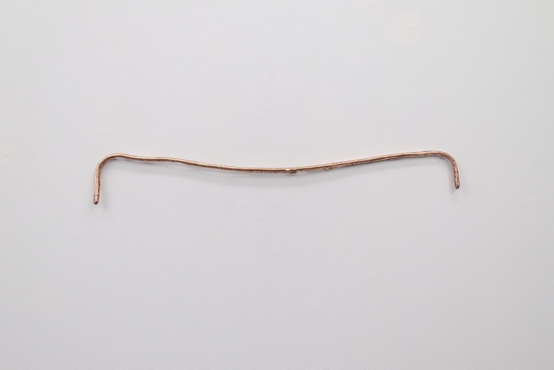 David Benarroch, From here to there, 2022, Cast copper, 84 x 11 x 1,5 cm (Photo: Sasha Tamarin)