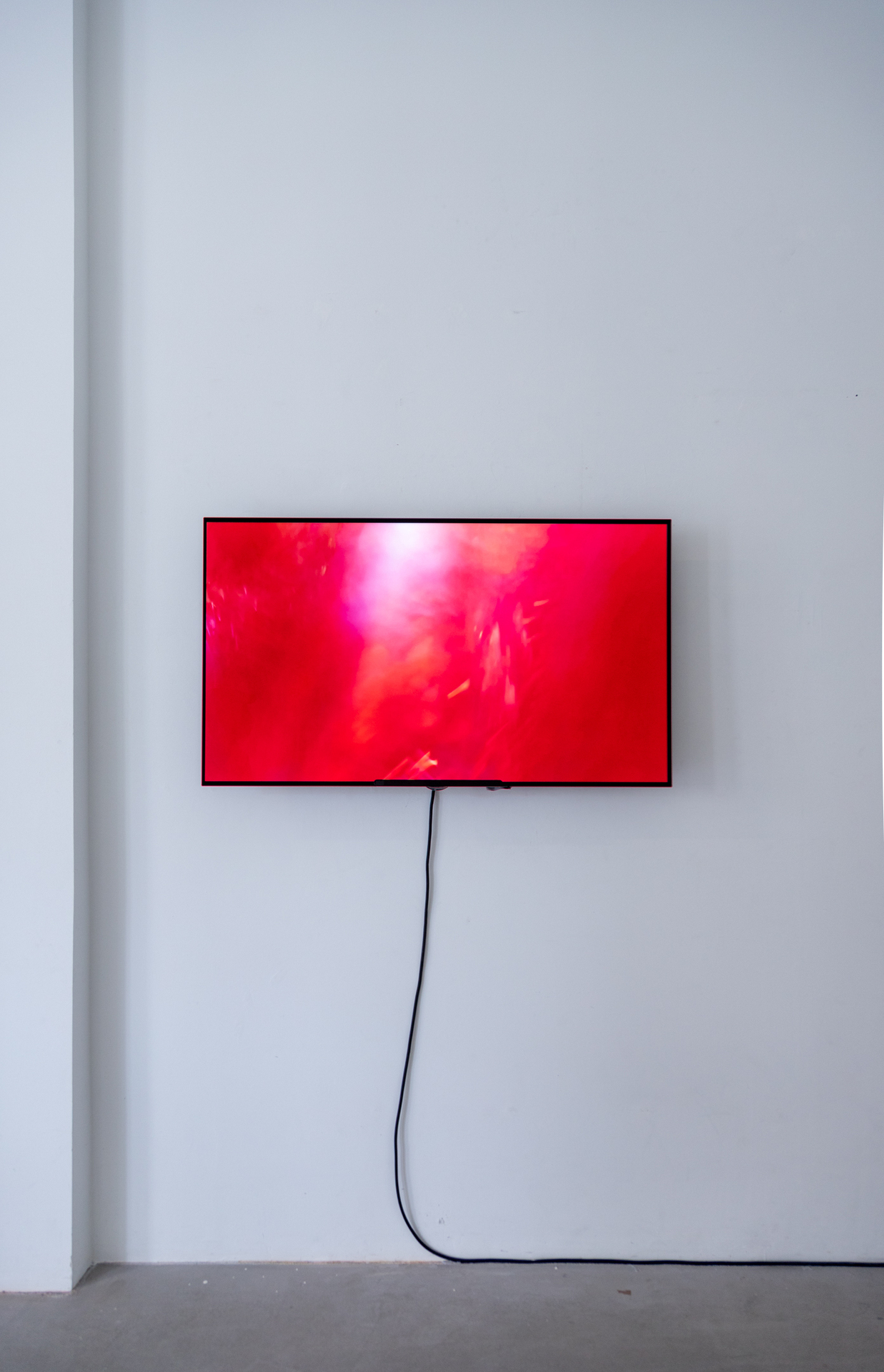 Alexander Hahn; Der Nach-seher; 2022; 55" Screen, Eyetracker, Laptop; 1390x170x809mm