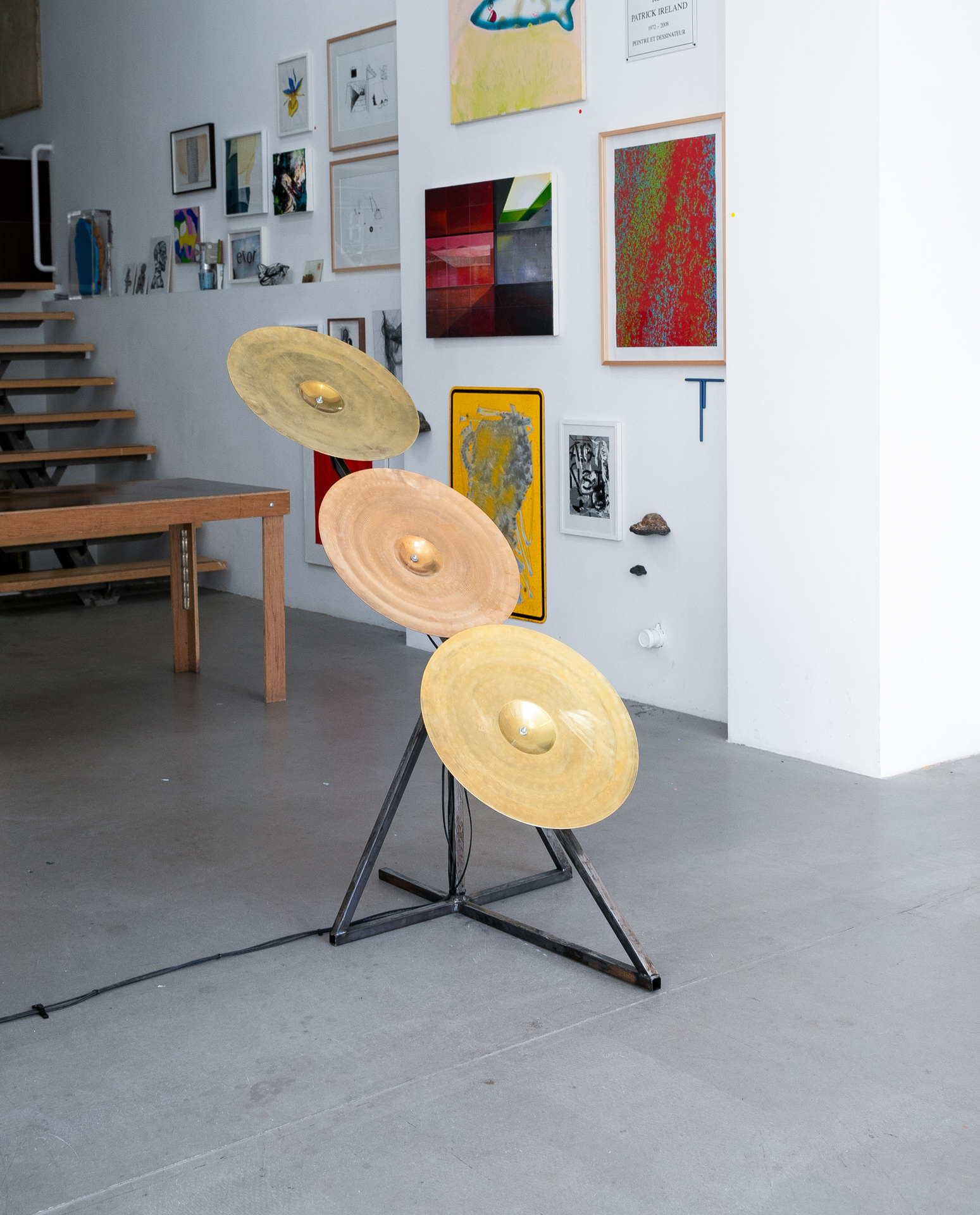 Özcan Ertek; Glocken und Kanonen; 2022; Brass, Metal; 400x1500x1000mm