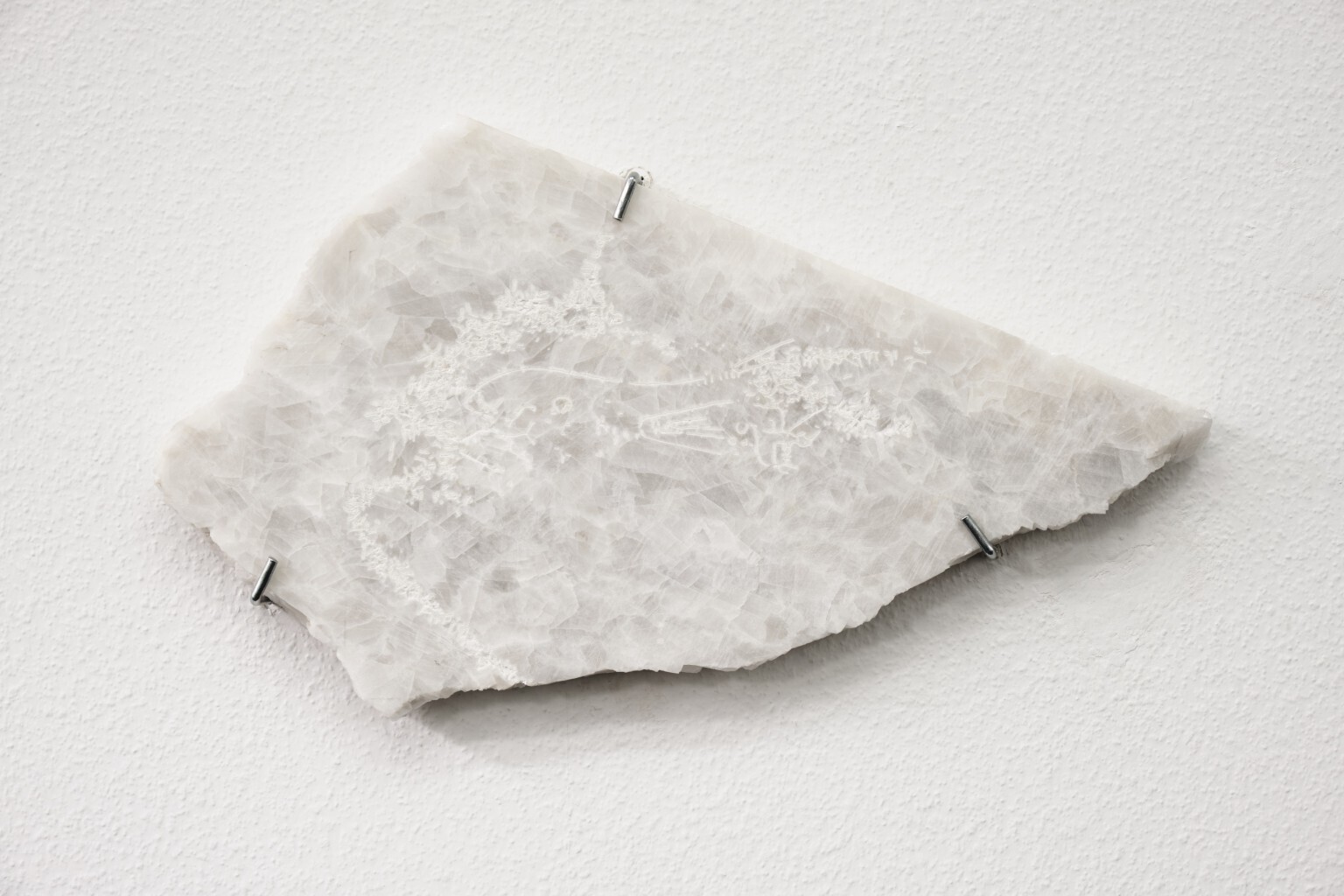 Jacopo Mazzetti, Children, laser etched quartz crystals, ca. 40 x 25 x 2 cm, 2012