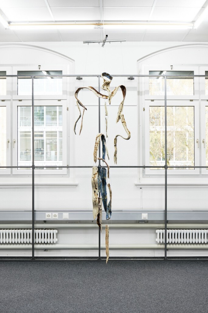 Camille Dumond, BGY 4, glazed stoneware suspension with willow and cedar ashes, steel, ca. 180 x 60 x 60 cm, 2021