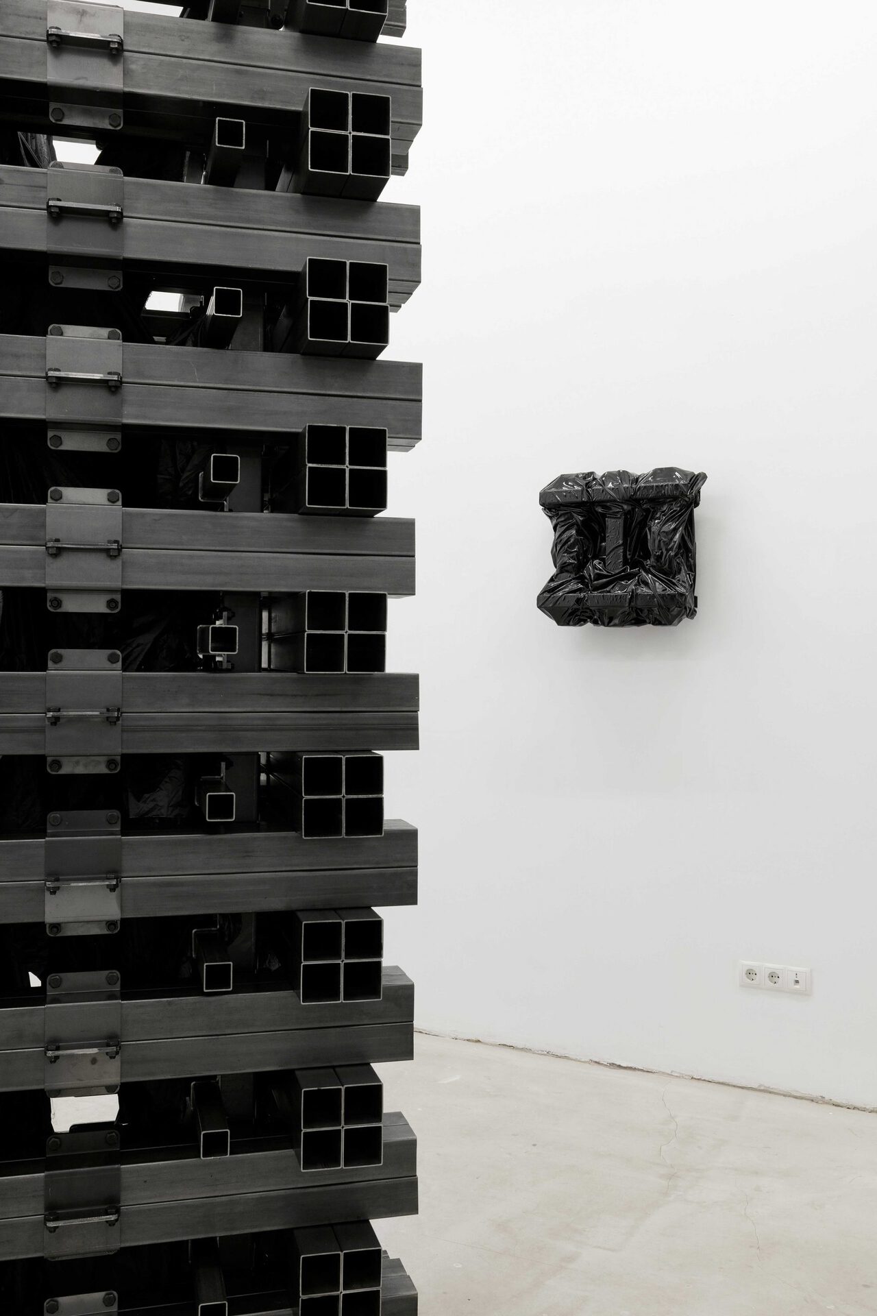 Romeo,ANM_22_1/1_TR_22,2022,IRON BARS + NYLON FABRICS,50x50X20cm