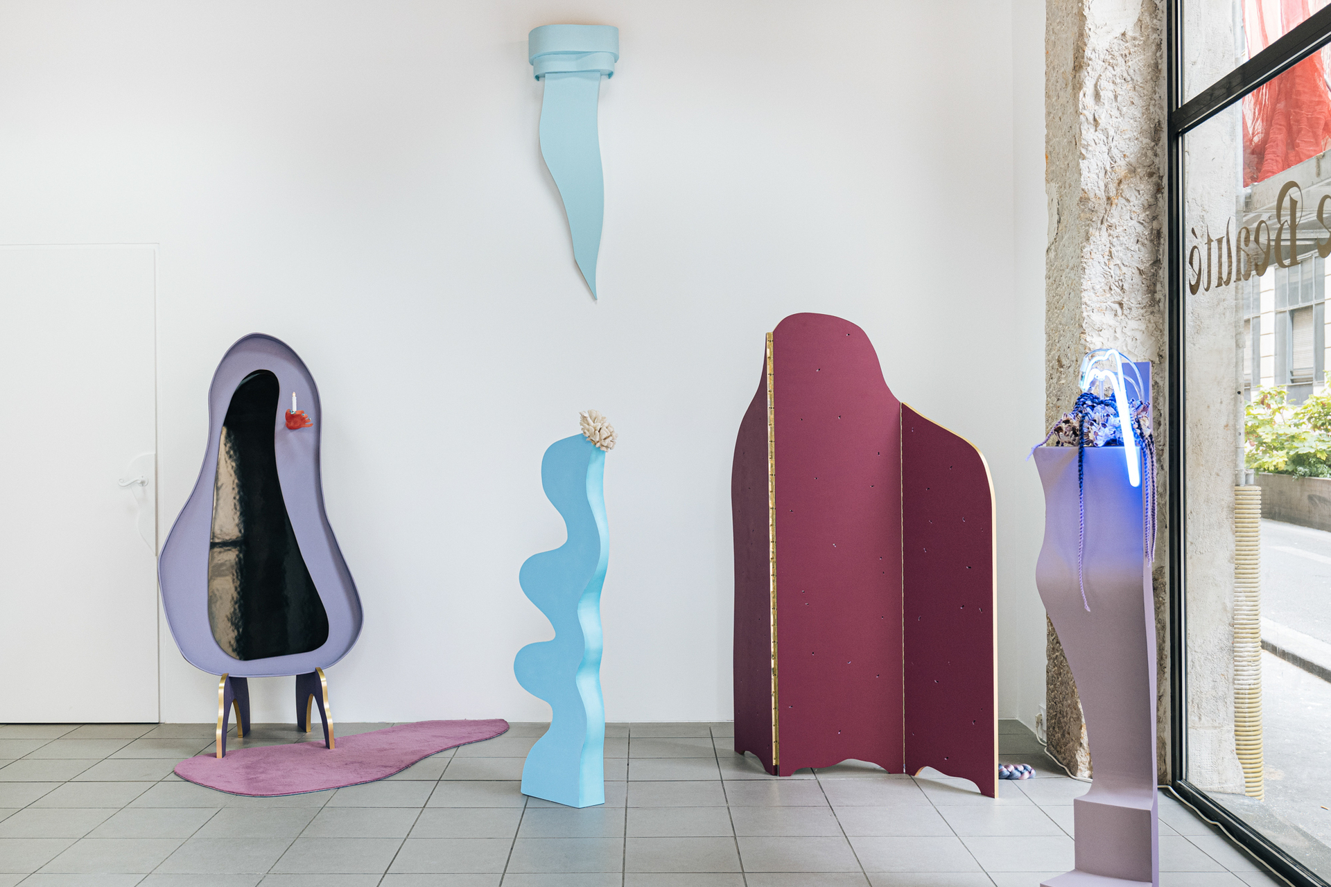 Aurore-Caroline Marty 5/ Néréide  Shell, synthetic hair, neon light, wood, acrylic, 2021  140 x 50 x 40 cm