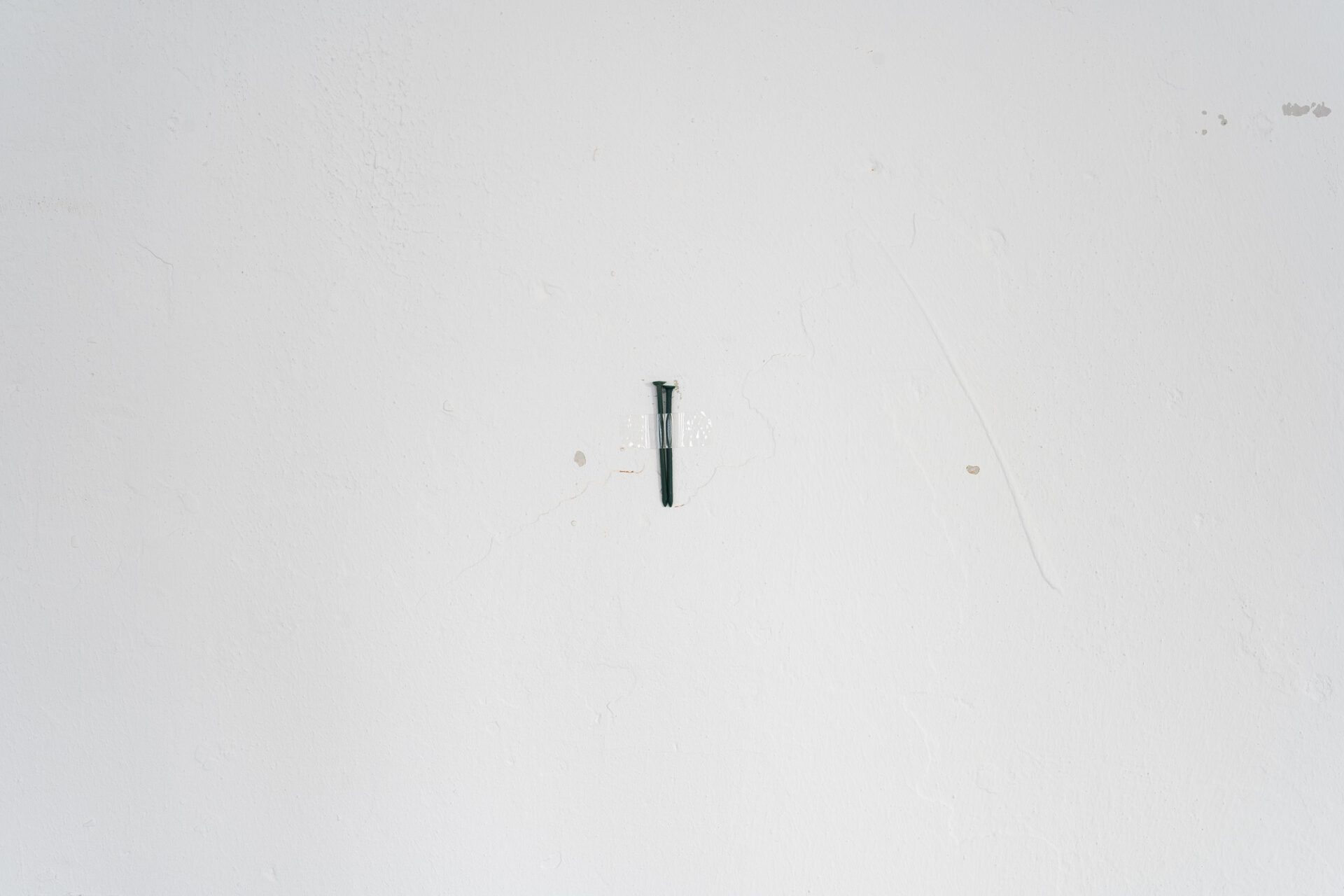 Malte Niels Möller, Decken müssen gestützt werden, sonst fallen sie über einem zusammen. Stecken Sie doch bitte Ihren Kopf hier zwischen. Danke., 2021, soy wax, beeswax, carnauba wax, pigments, transparent adhesive tape, 5x4 cm