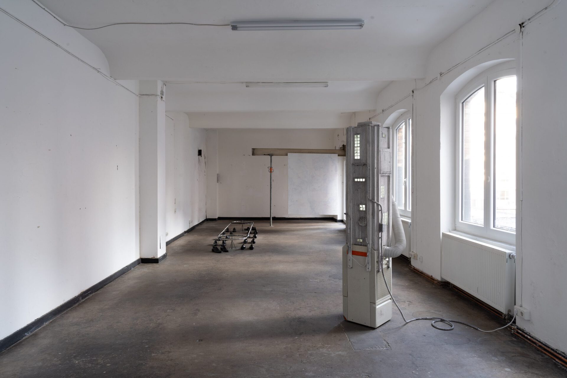 Béla Feldberg, Untitled (air conditioner), 2021, plaster, found objects, building boards, cable ducts, roof battens, 53x53x210 cm
