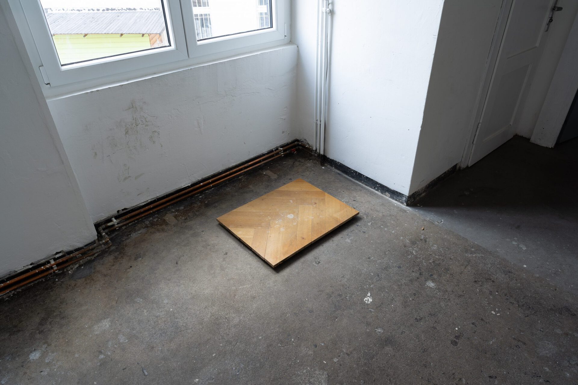 Malte Niels Möller, Schwebend aufeinander Fallen, 2020-2021, parquet, spit of various people, polishing wax, MDF, screws, 60x40x3 cm