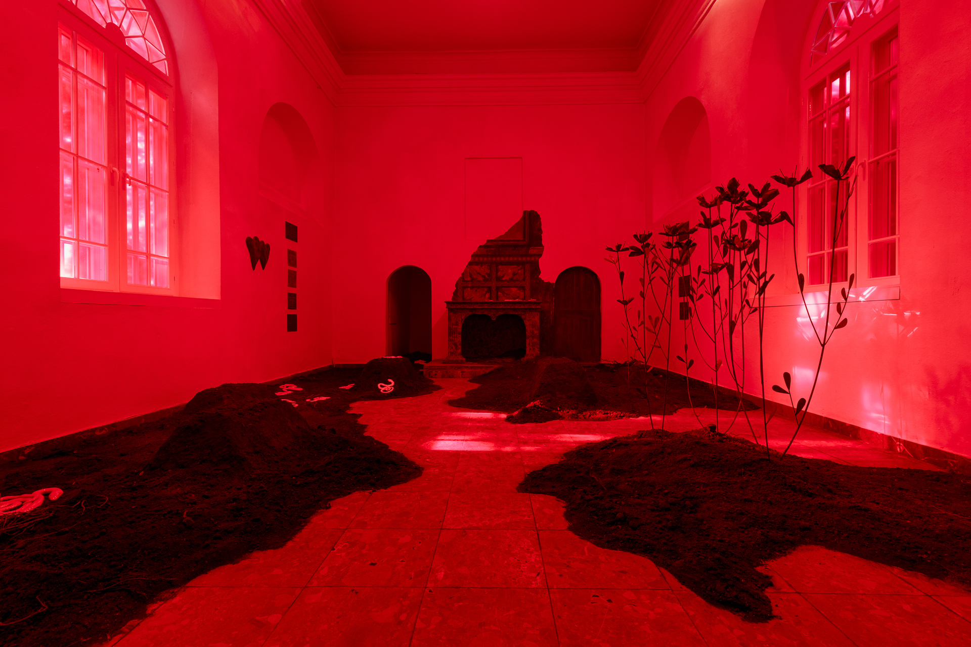 Aleksandra Liput, “Foul Air”, 2022, installation, ceramics, earth, metal