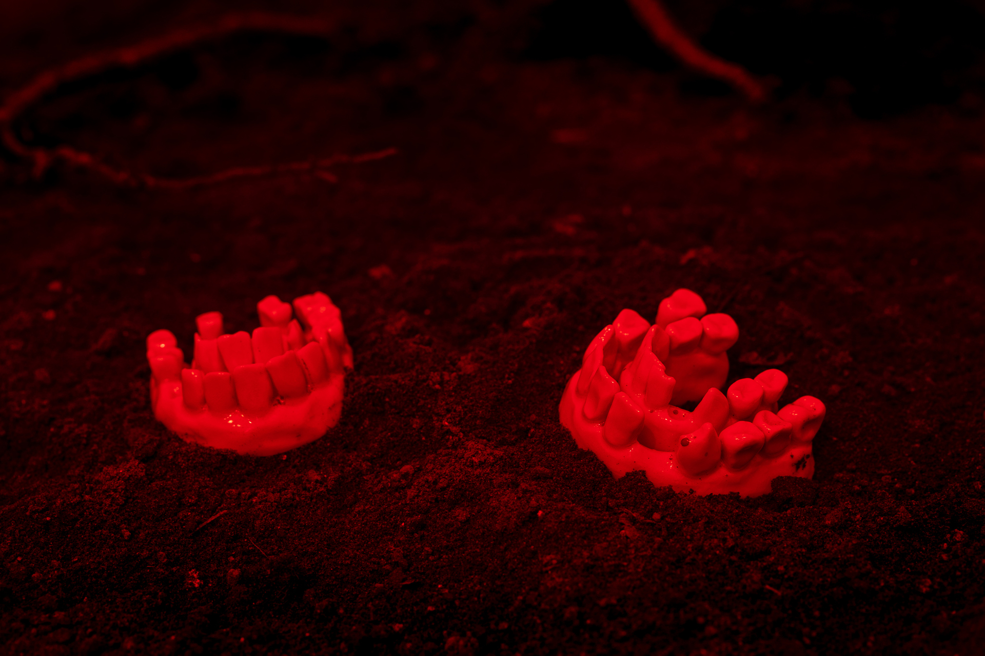 Aleksandra Liput, “Foul Air”, 2022, installation, ceramics, earth, metal