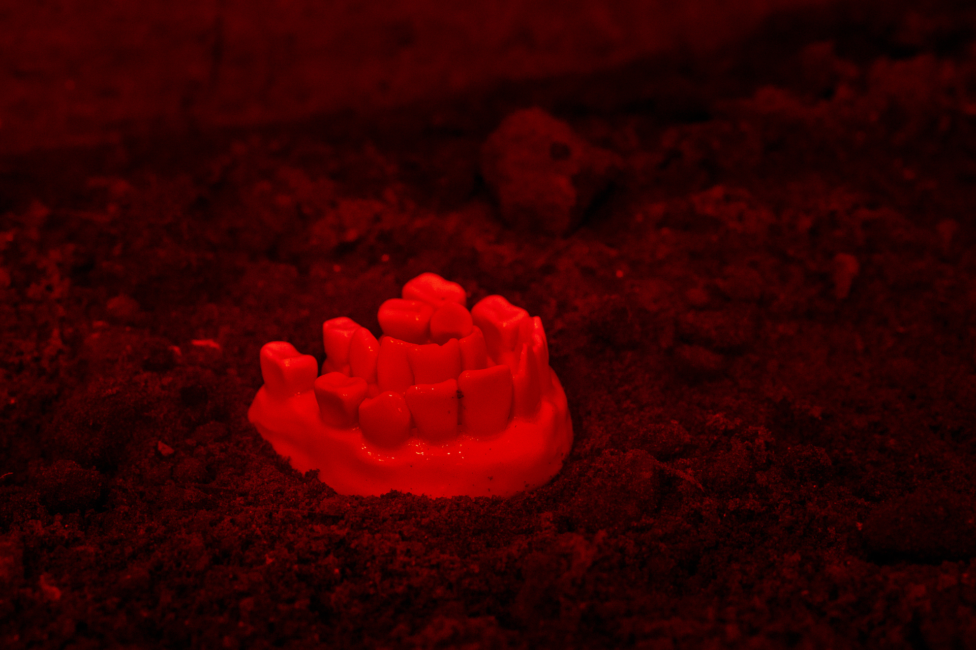 Aleksandra Liput, “Foul Air”, 2022, installation, ceramics, earth, metal