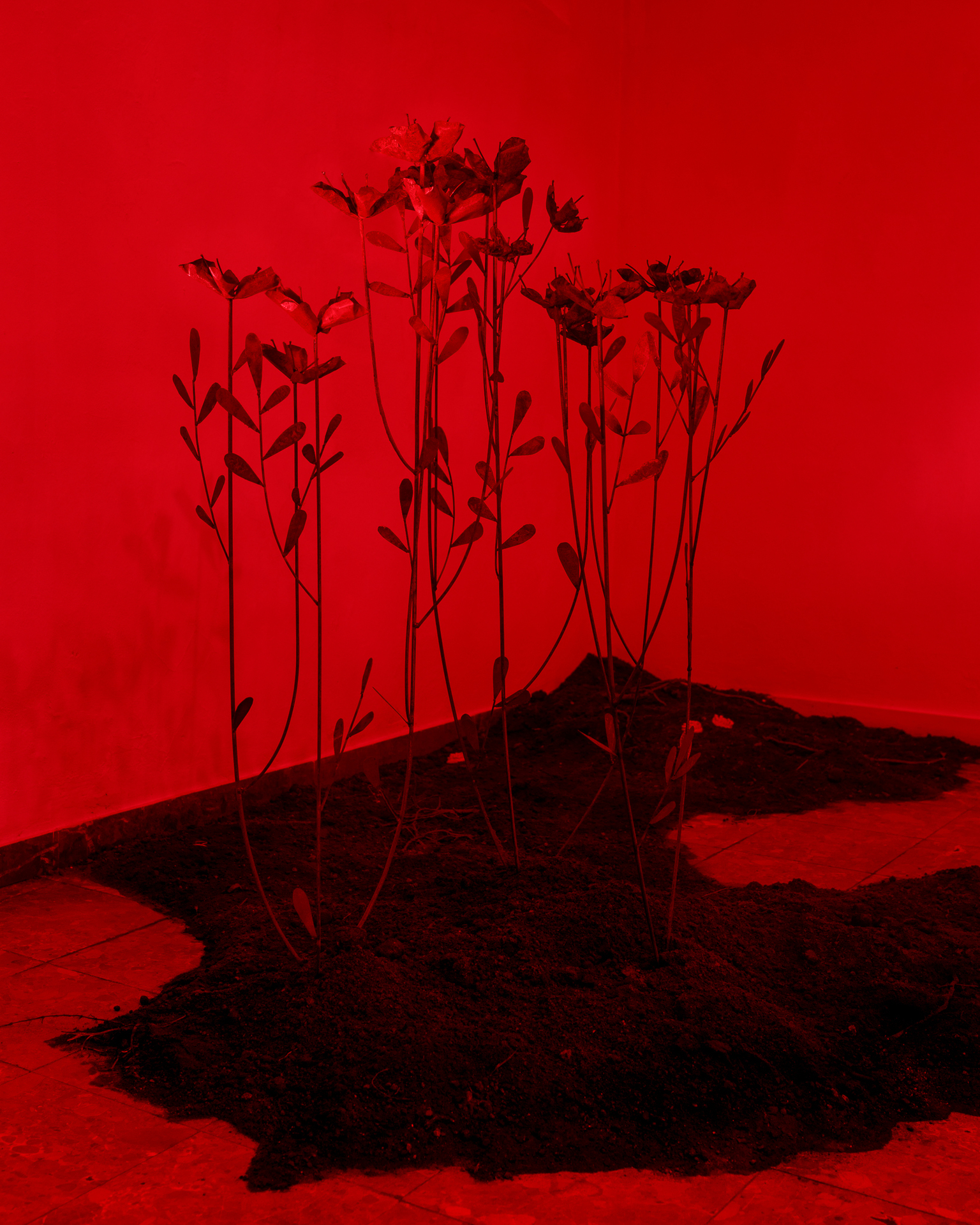 Aleksandra Liput, “Foul Air”, 2022, installation, ceramics, earth, metal