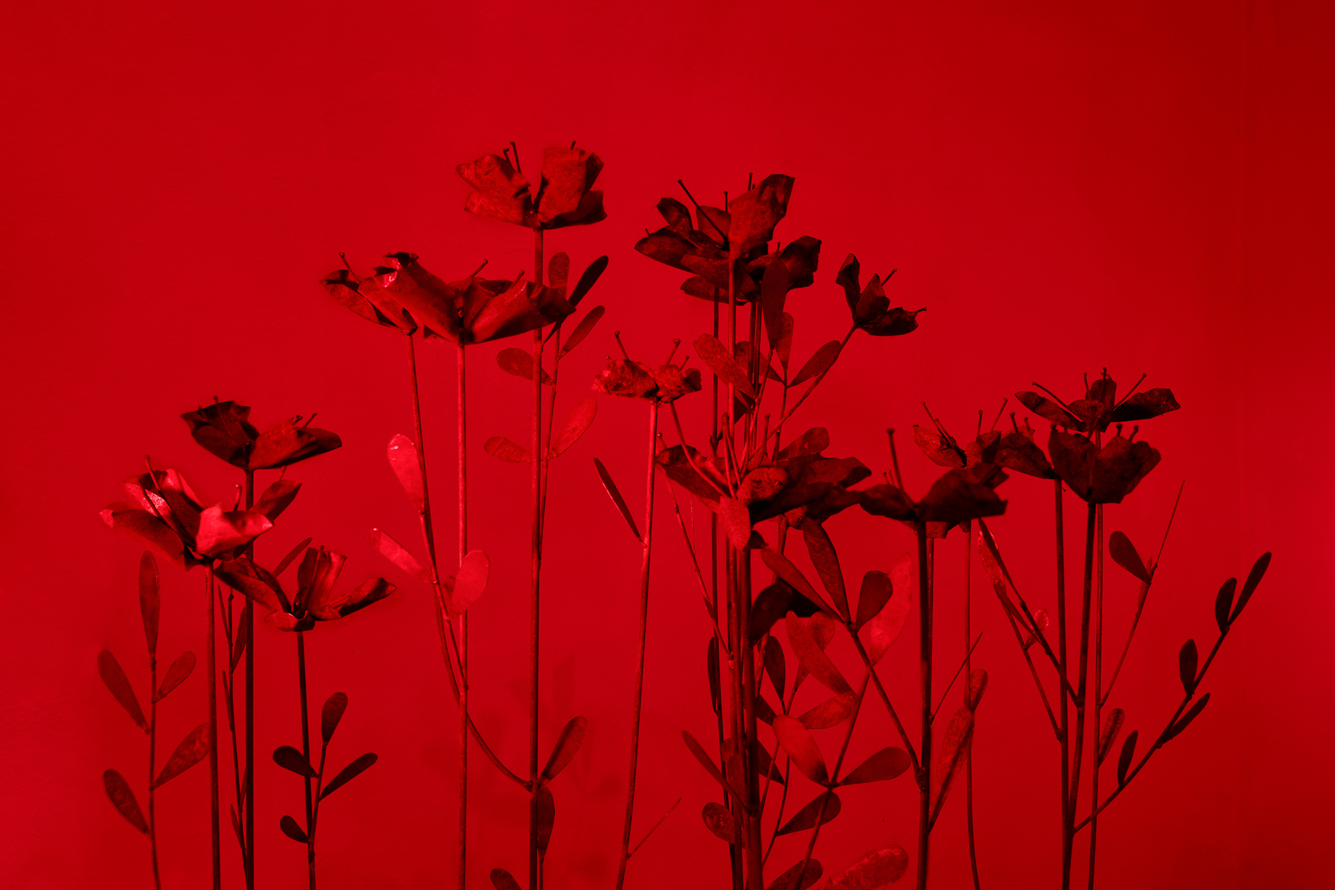 Aleksandra Liput, “Foul Air”, 2022, installation, ceramics, earth, metal