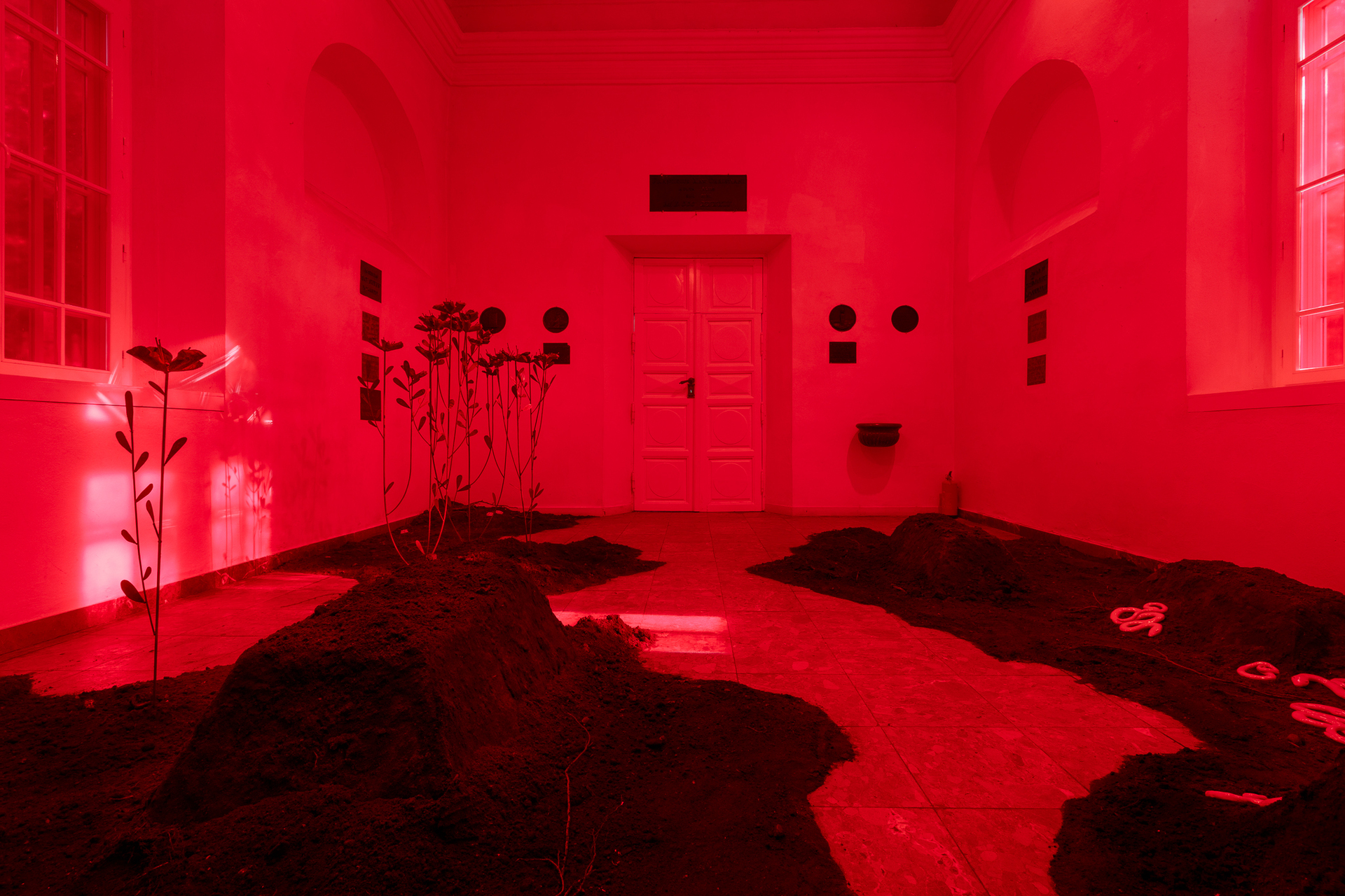 Aleksandra Liput, “Foul Air”, 2022, installation, ceramics, earth, metal