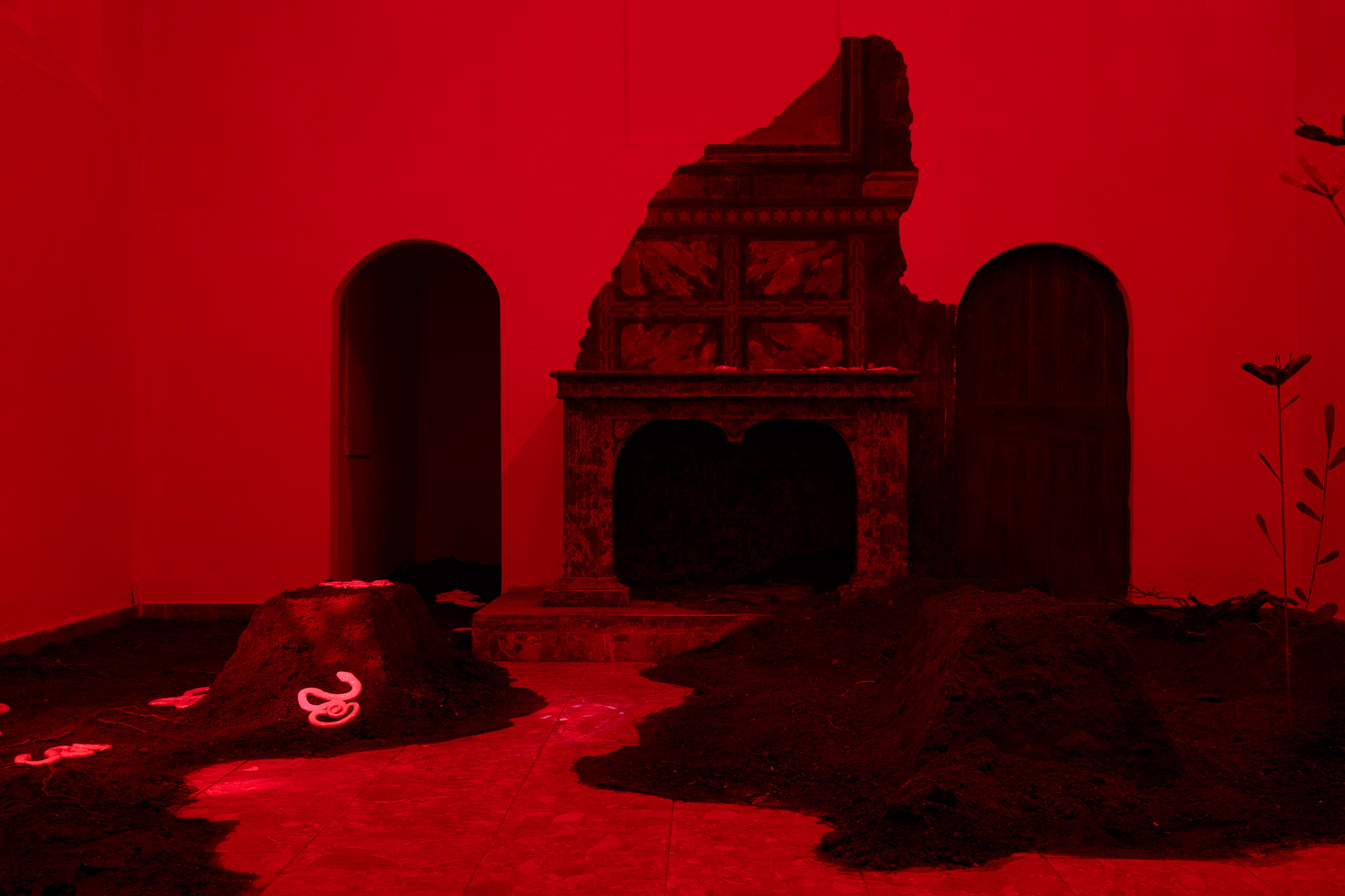 Aleksandra Liput, “Foul Air”, 2022, installation, ceramics, earth, metal