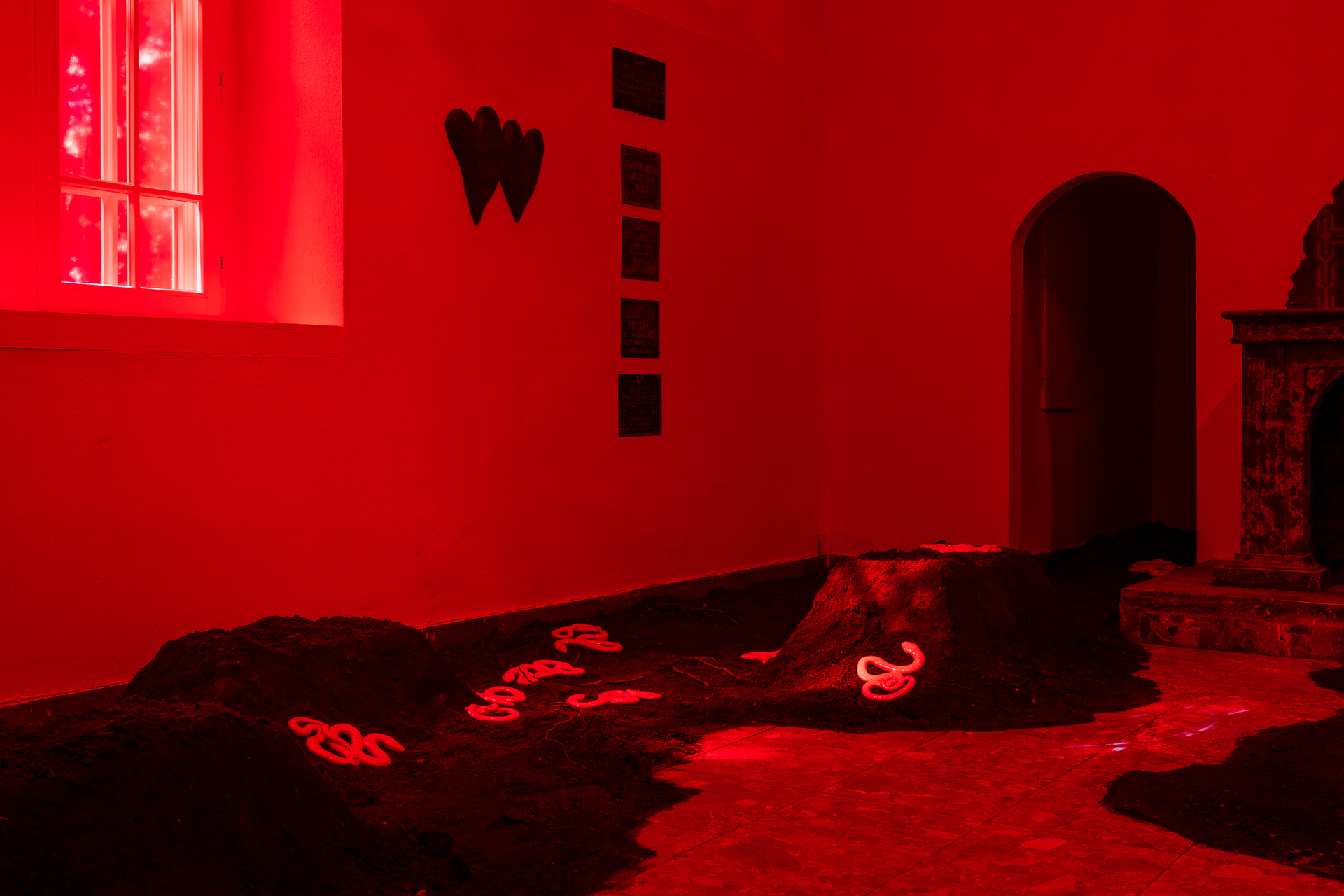 Aleksandra Liput, “Foul Air”, 2022, installation, ceramics, earth, metal