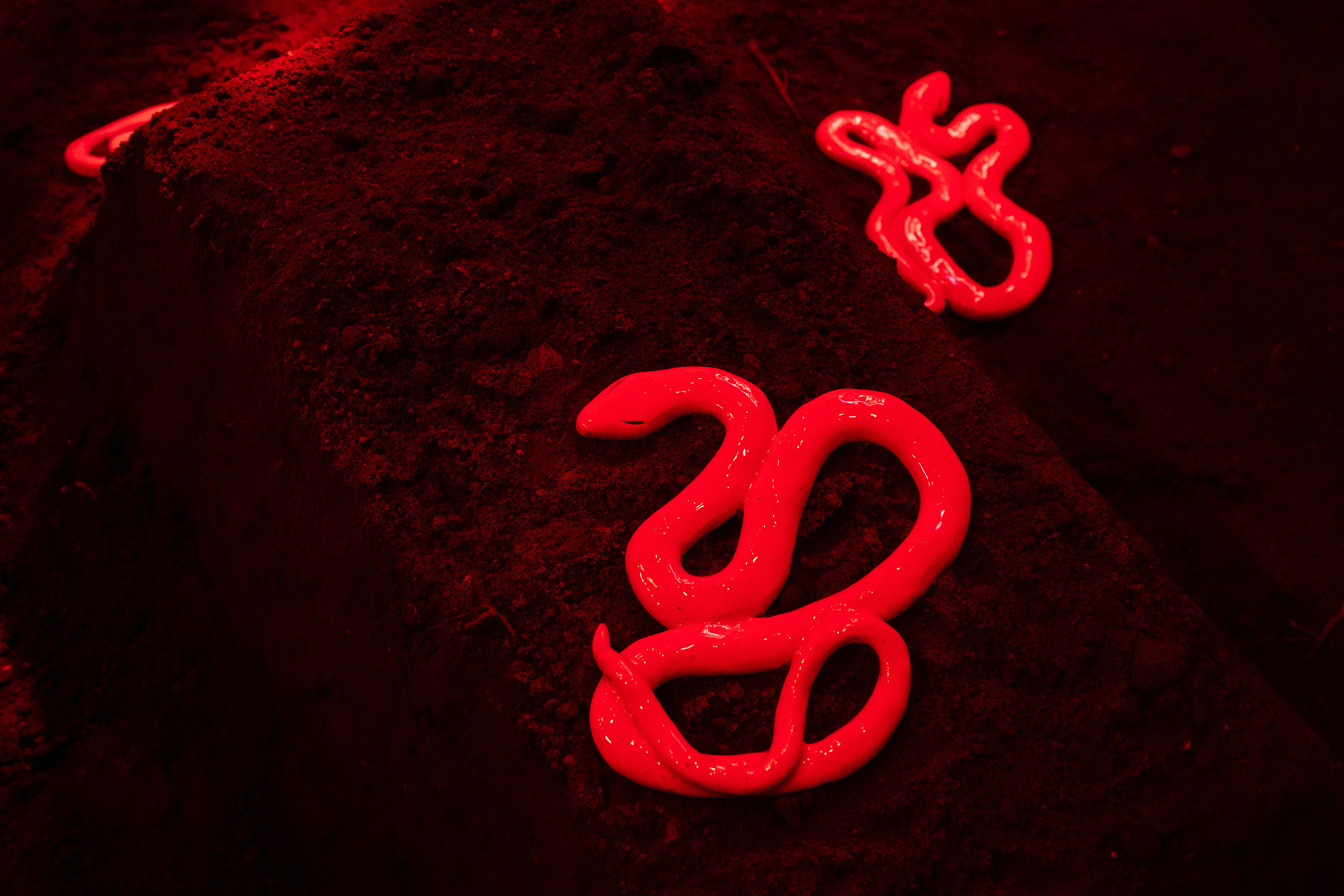 Aleksandra Liput, “Foul Air”, 2022, installation, ceramics, earth, metal