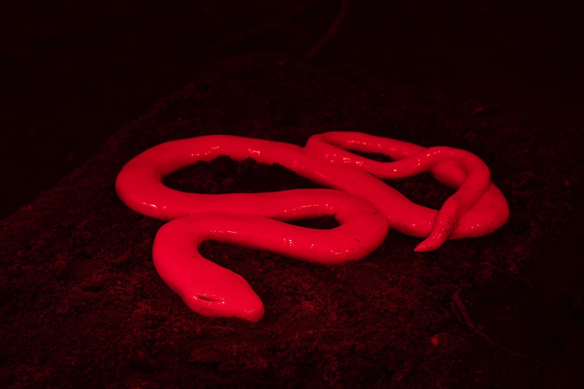 Aleksandra Liput, “Foul Air”, 2022, installation, ceramics, earth, metal